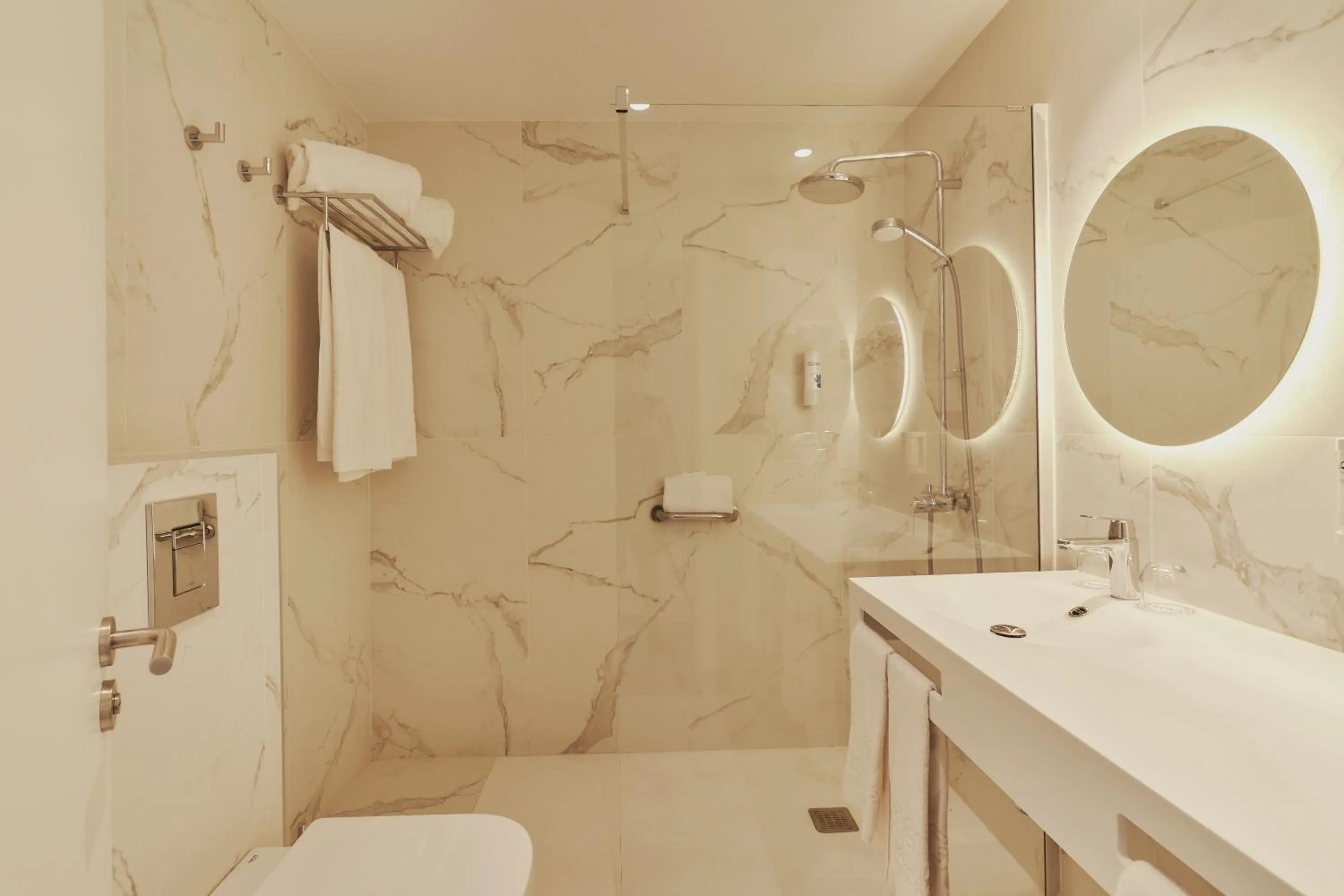 Bathroom in Gloria Palace San Agustín Thalasso & Hotel