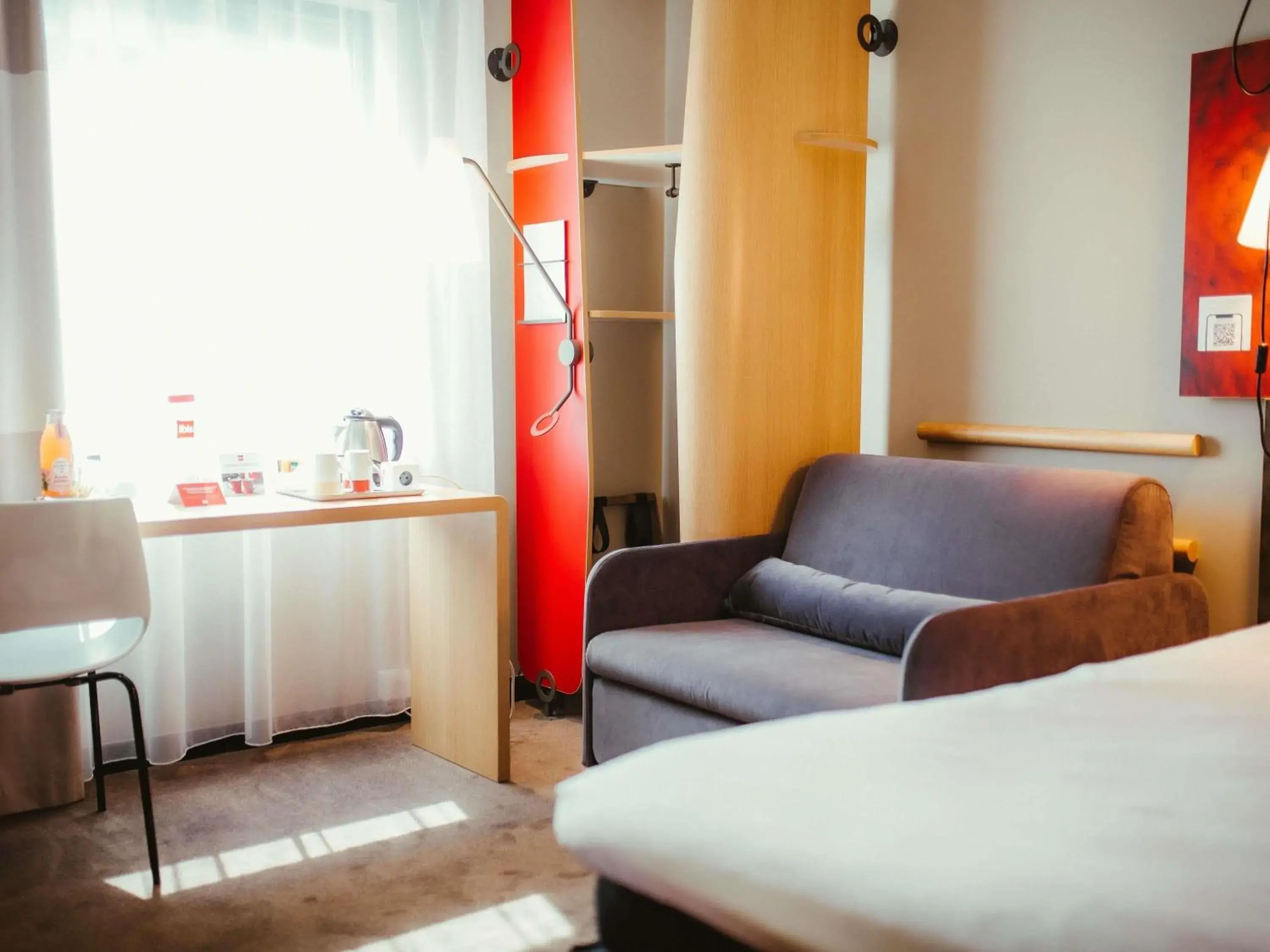 Standard Room with One Double Bed and Single Sofa Bed in Ibis Wroclaw Centrum Standard Room with One Double Bed and Single Sofa Bed in Ibis Wroclaw Centrum