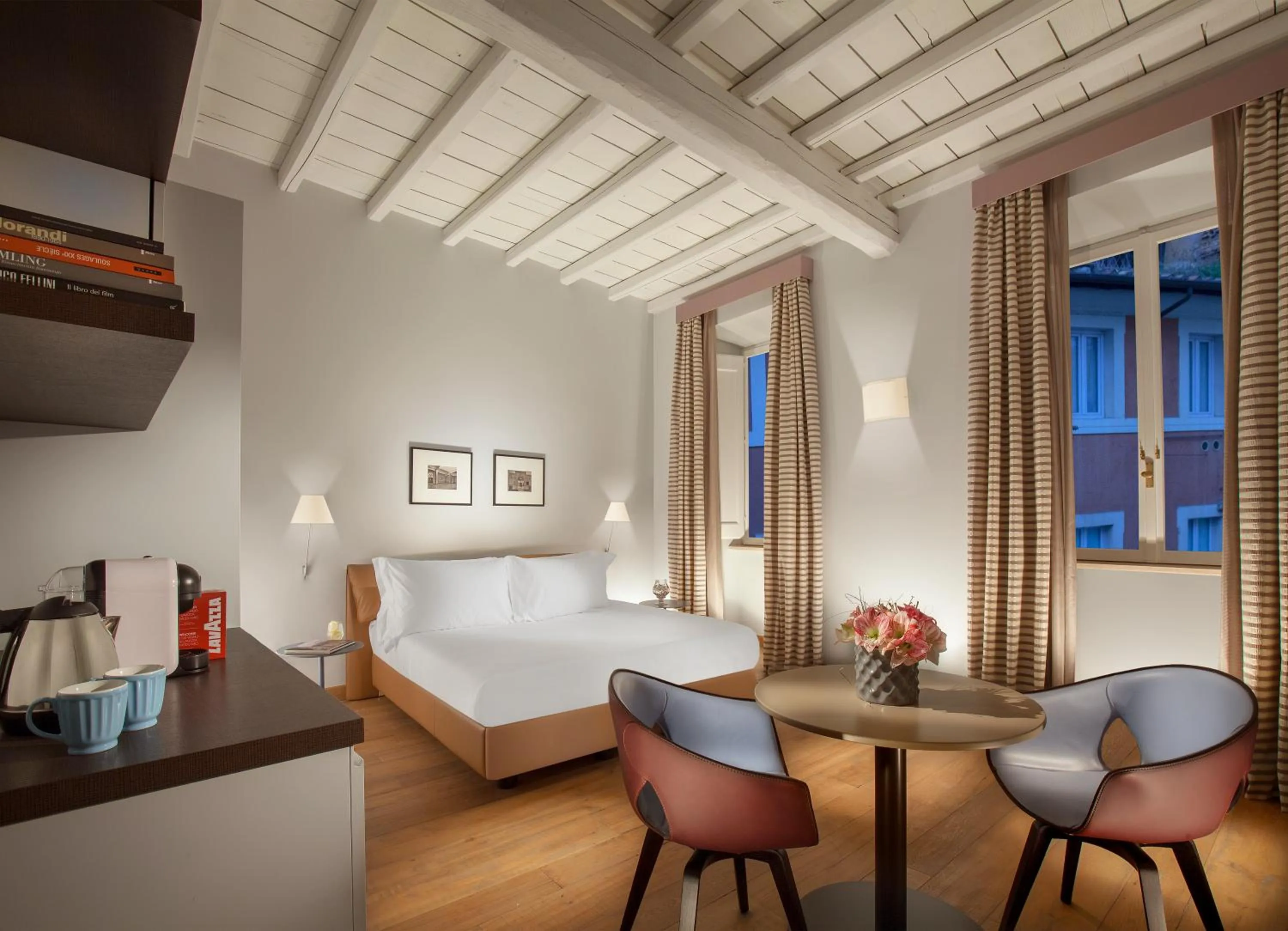 Photo of the whole room, Bed in Palazzo Scanderbeg