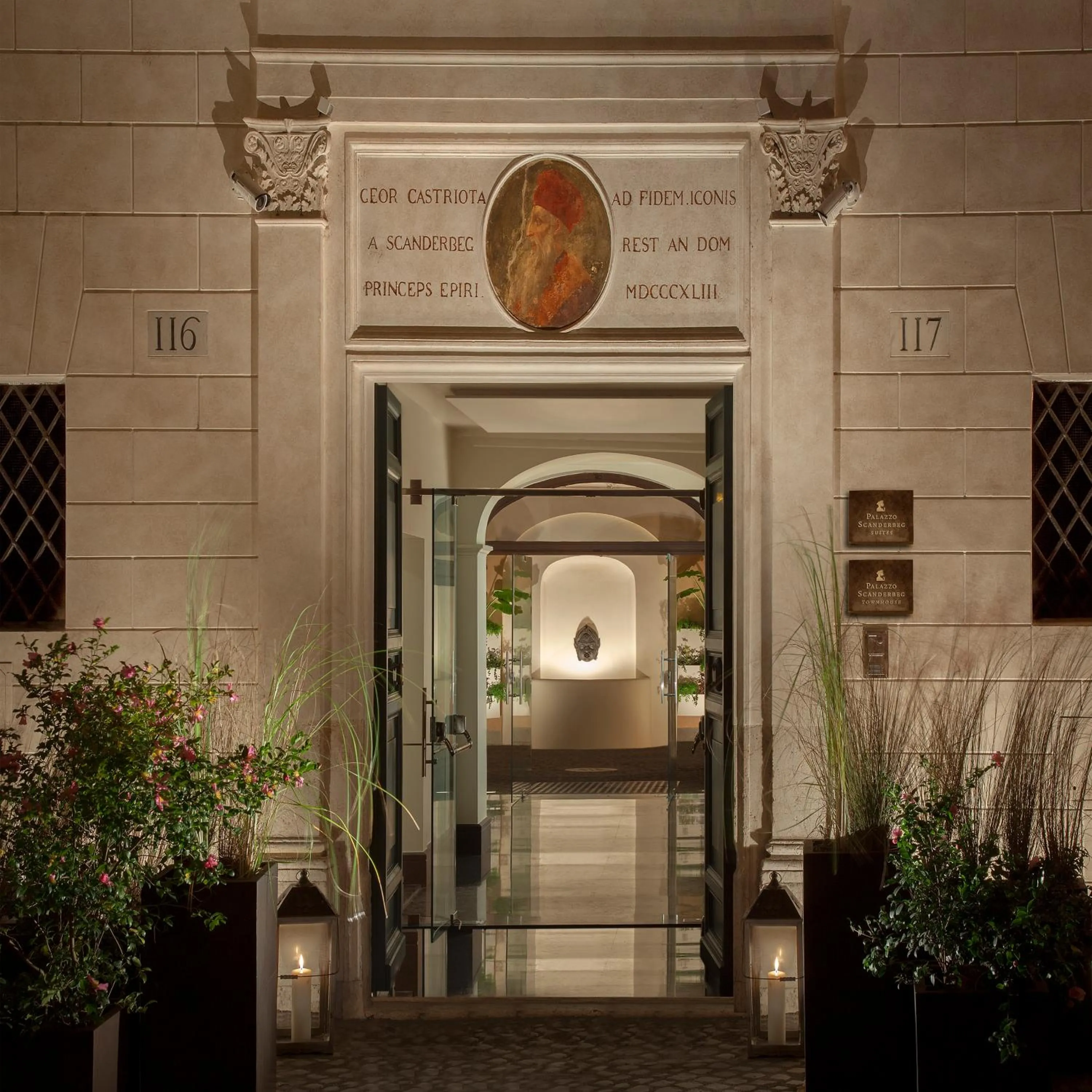 Facade/entrance in Palazzo Scanderbeg