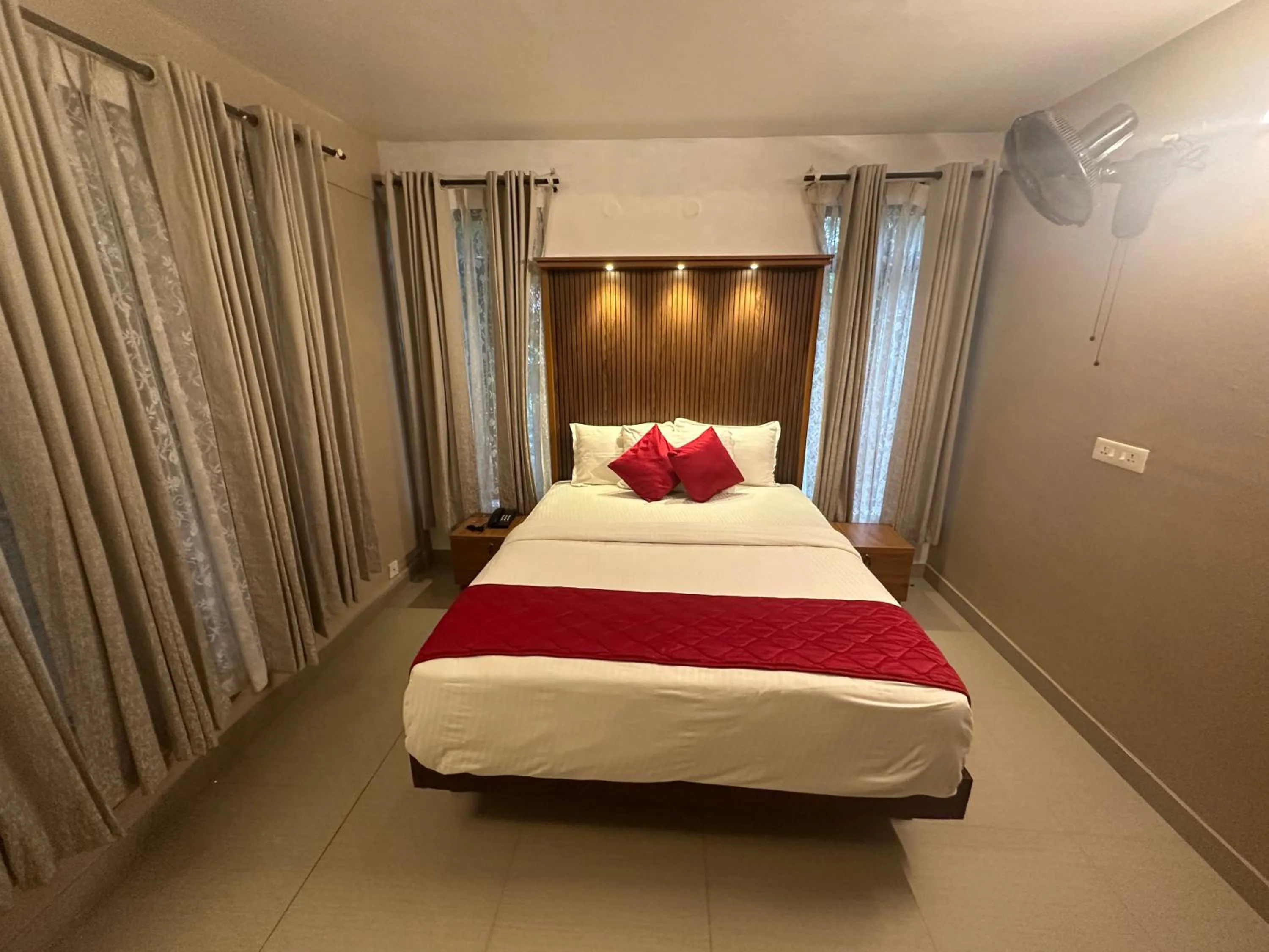 Bed in Lake N River Resort Munroe Island