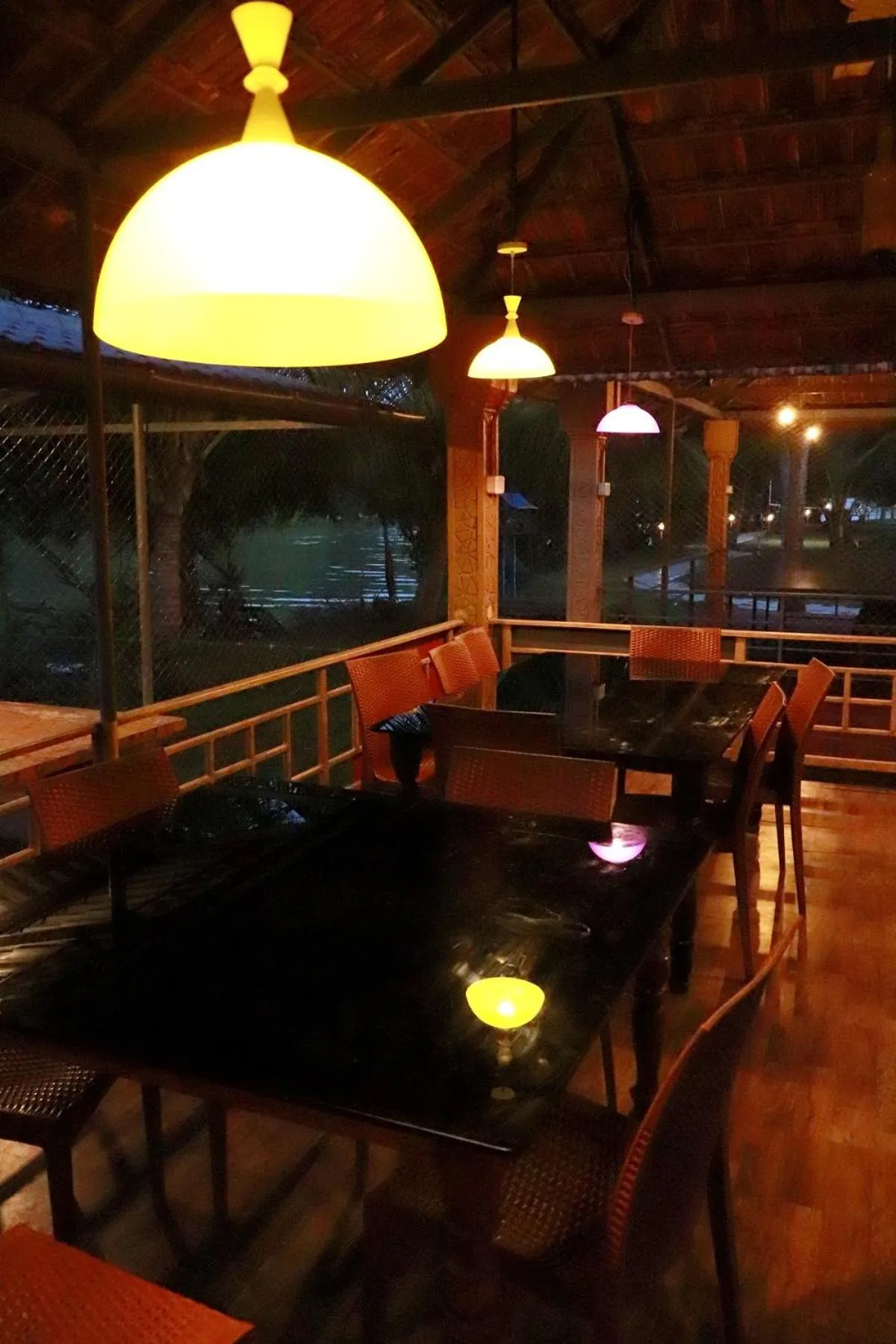 Restaurant/places to eat in Lake N River Resort Munroe Island
