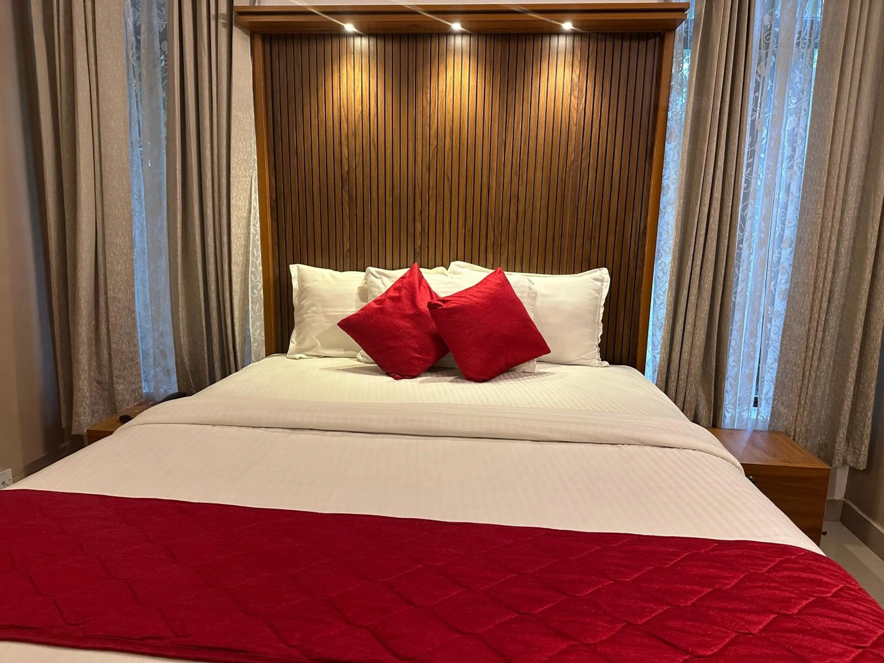 Bed in Lake N River Resort Munroe Island