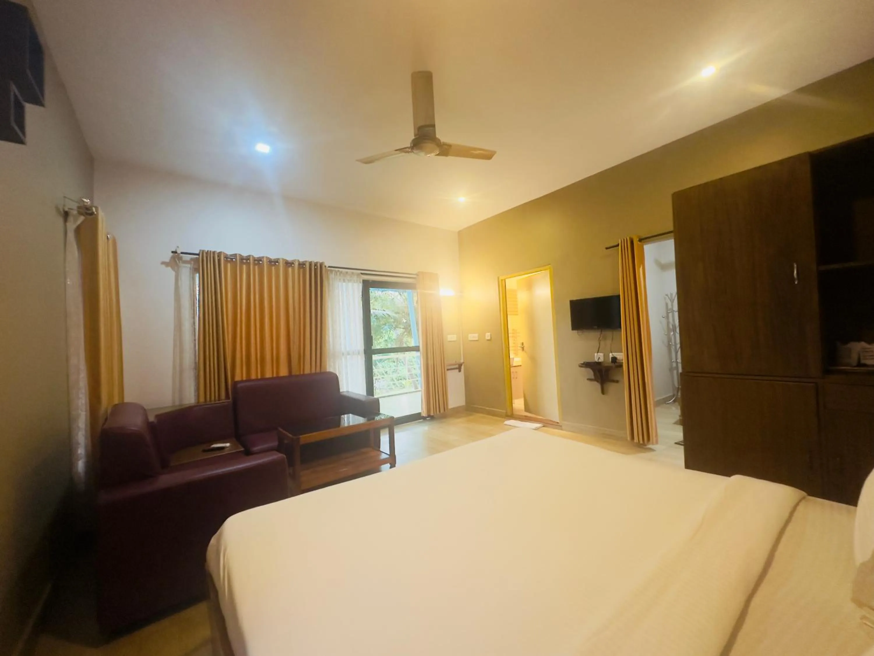 Bed in Lake N River Resort Munroe Island