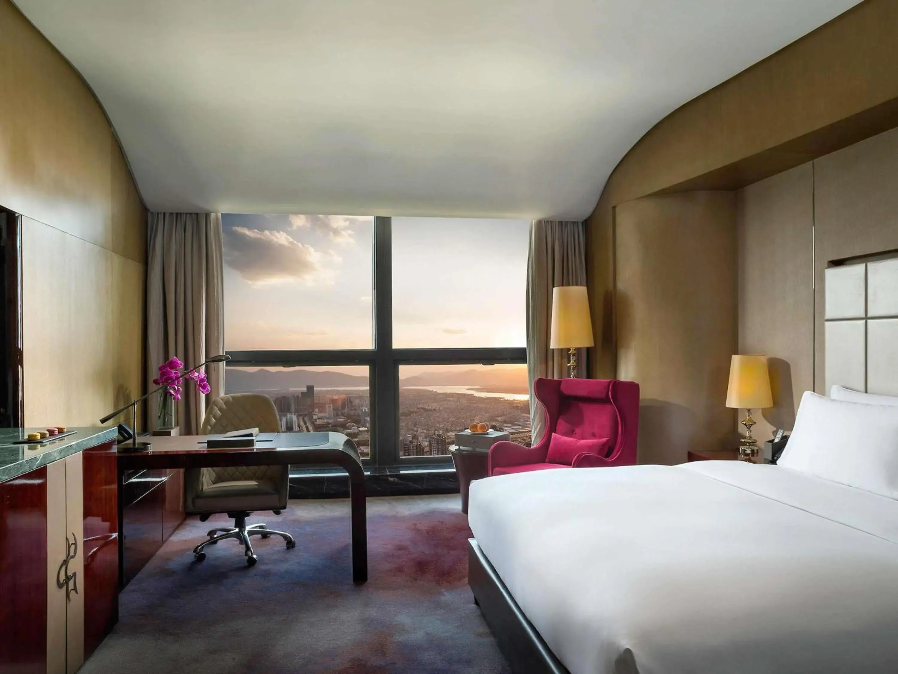 Luxury King Room with Lake View in Sofitel Kunming Luxury King Room with Lake View in Sofitel Kunming