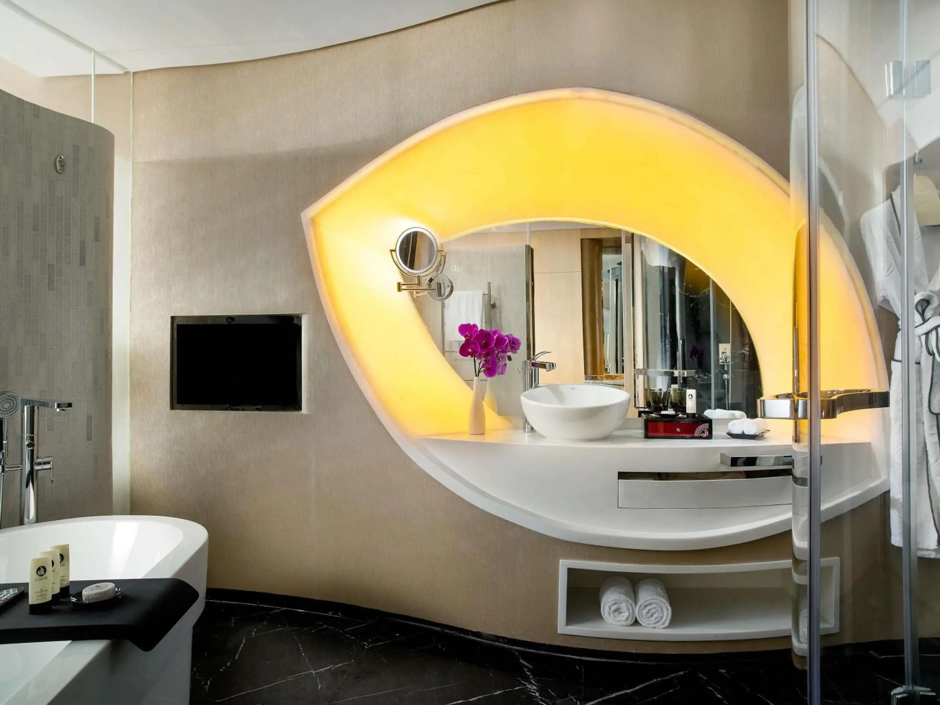 Luxury King Room with Lake View and Club Access in Sofitel Kunming Luxury King Room with Lake View and Club Access in Sofitel Kunming