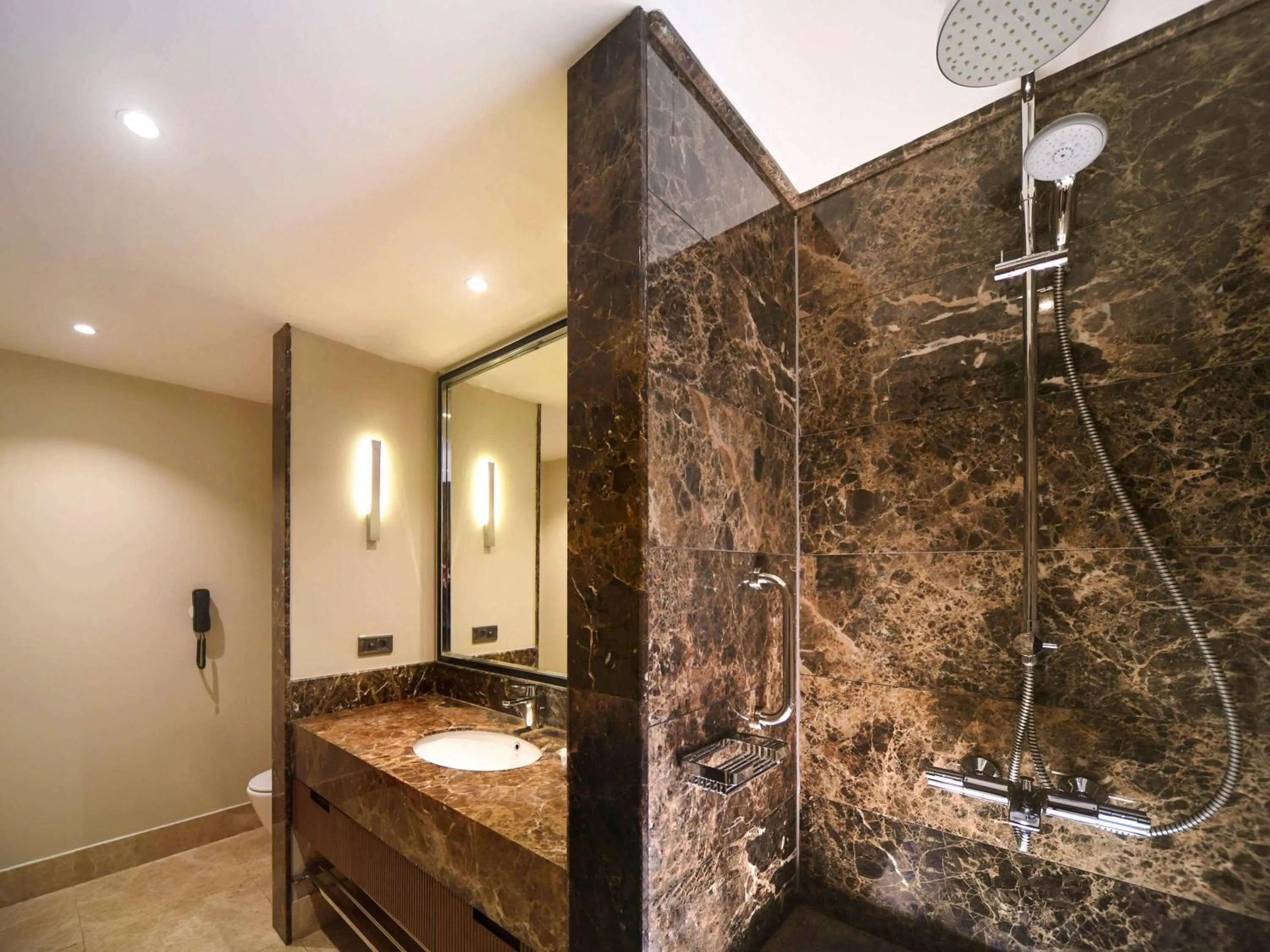 Photo of the whole room in Mercure Istanbul West Hotel & Convention Center