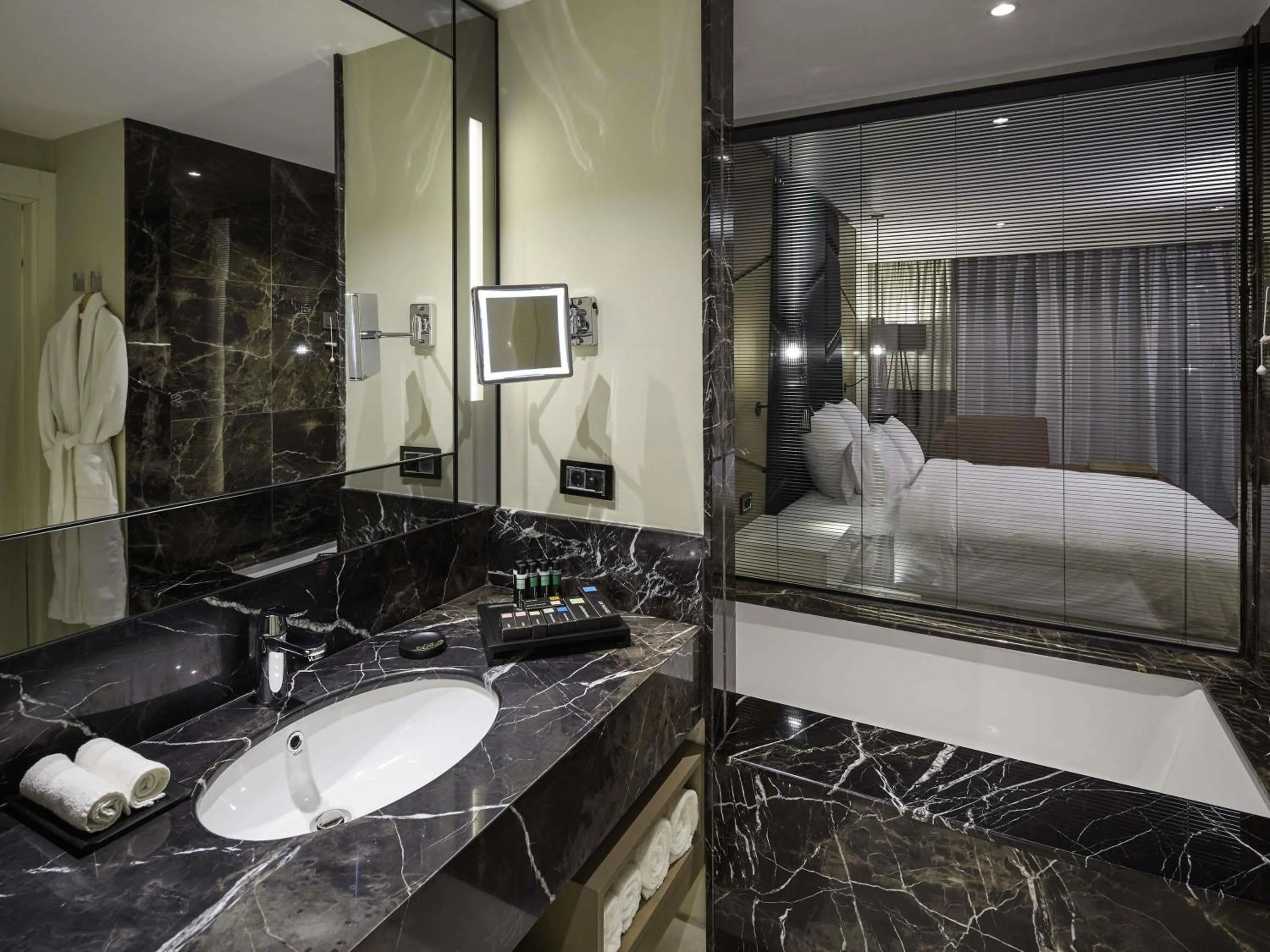 Bedroom, Bed in Pullman Istanbul Hotel & Convention Center