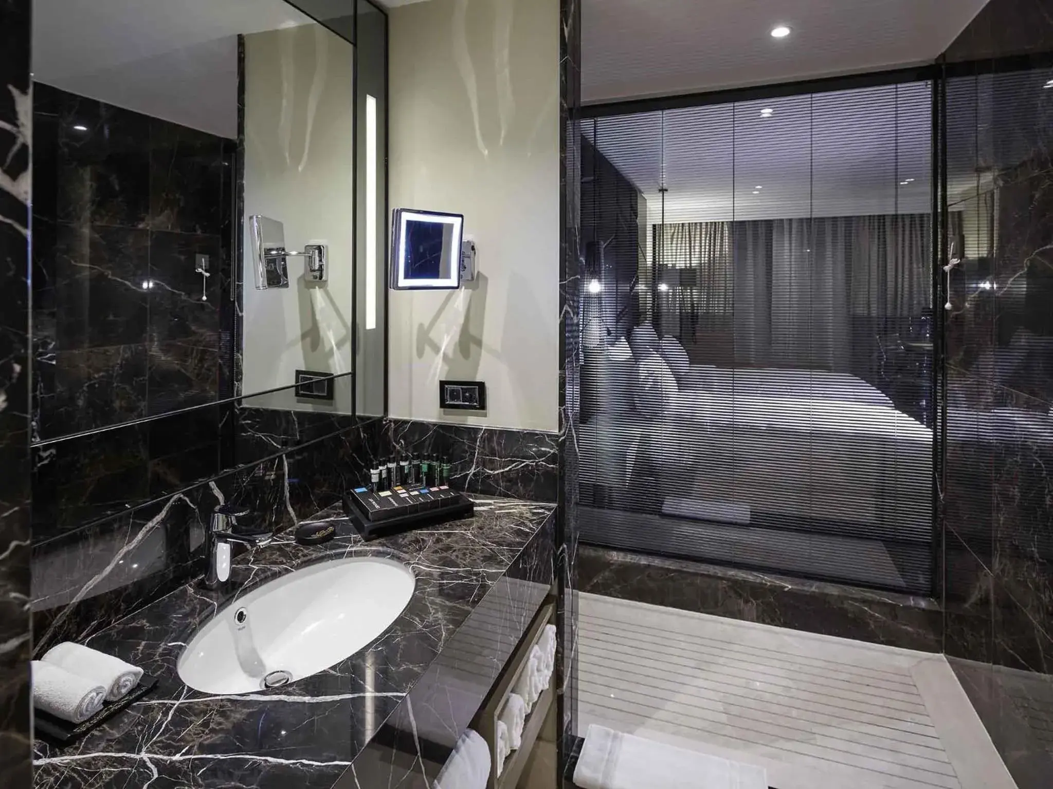 Superior Room with Twin Bed - City View in Pullman Istanbul Hotel & Convention Center Superior Room with Twin Bed - City View in Pullman Istanbul Hotel & Convention Center