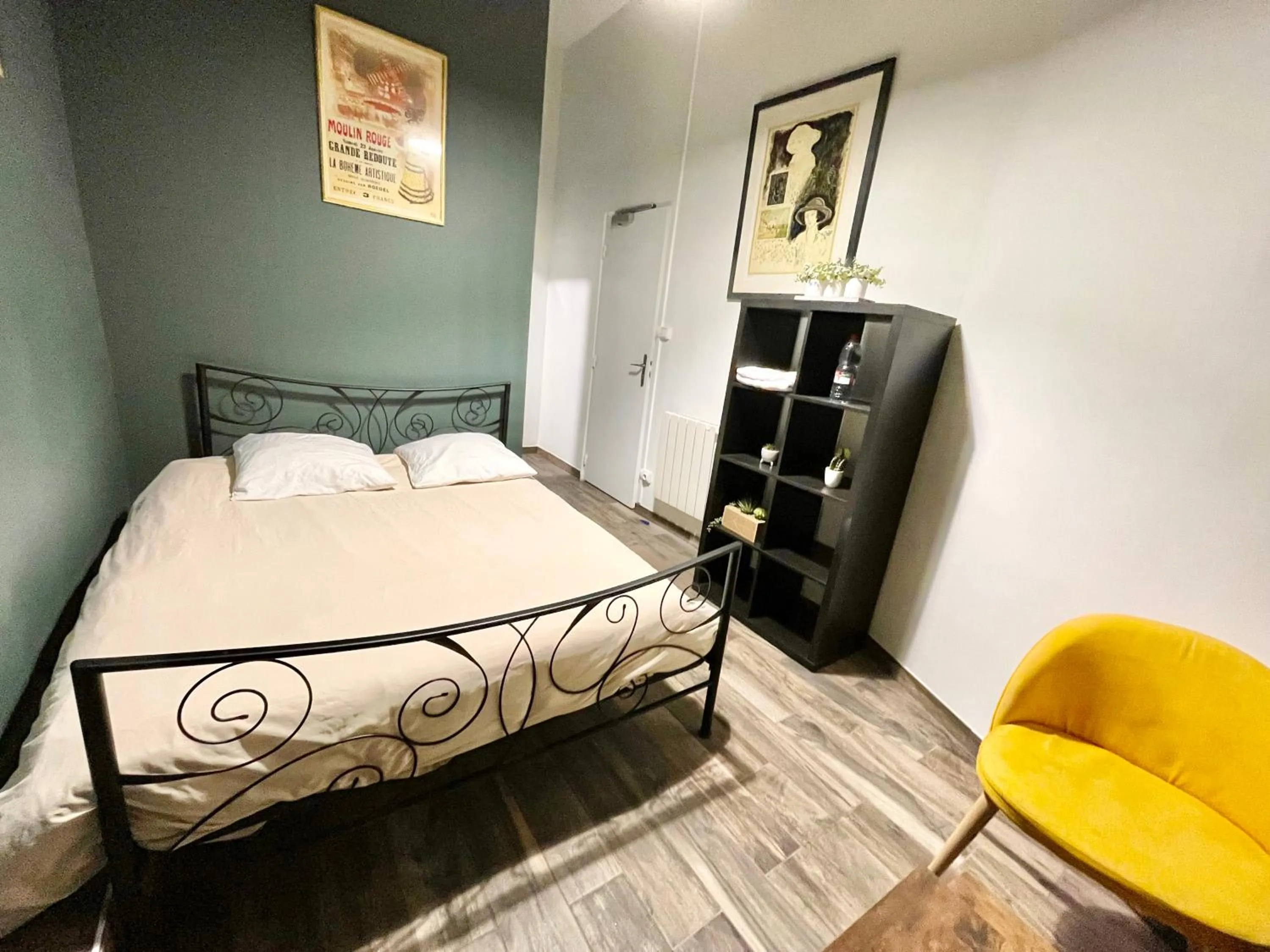 Photo of the whole room, Bed in LE Globe