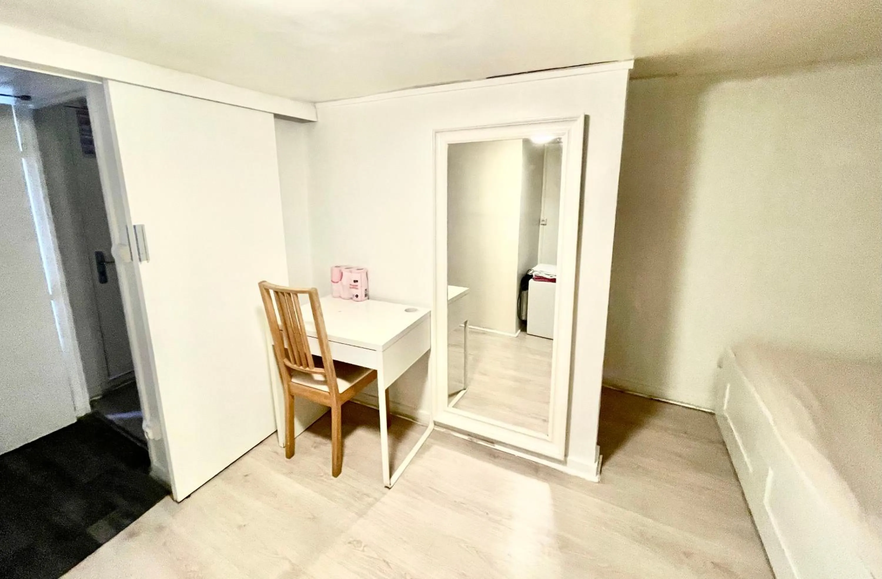 Photo of the whole room in LE Globe