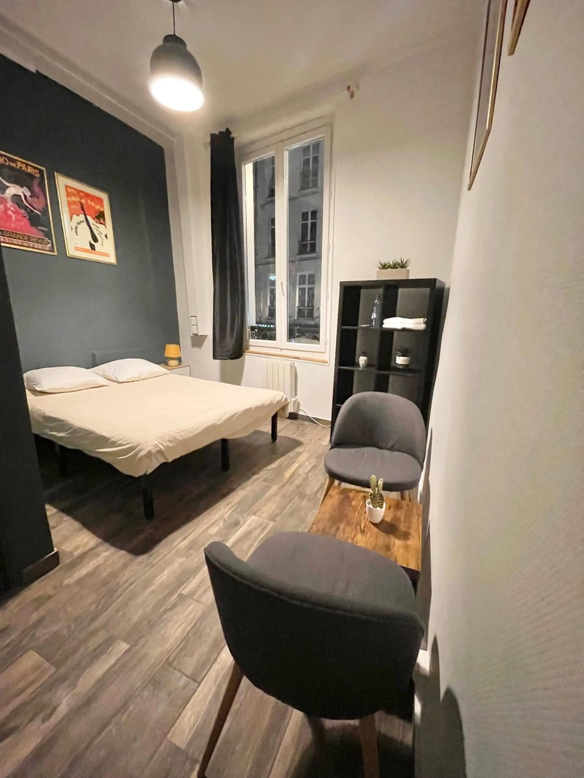 Photo of the whole room, Bed in LE Globe