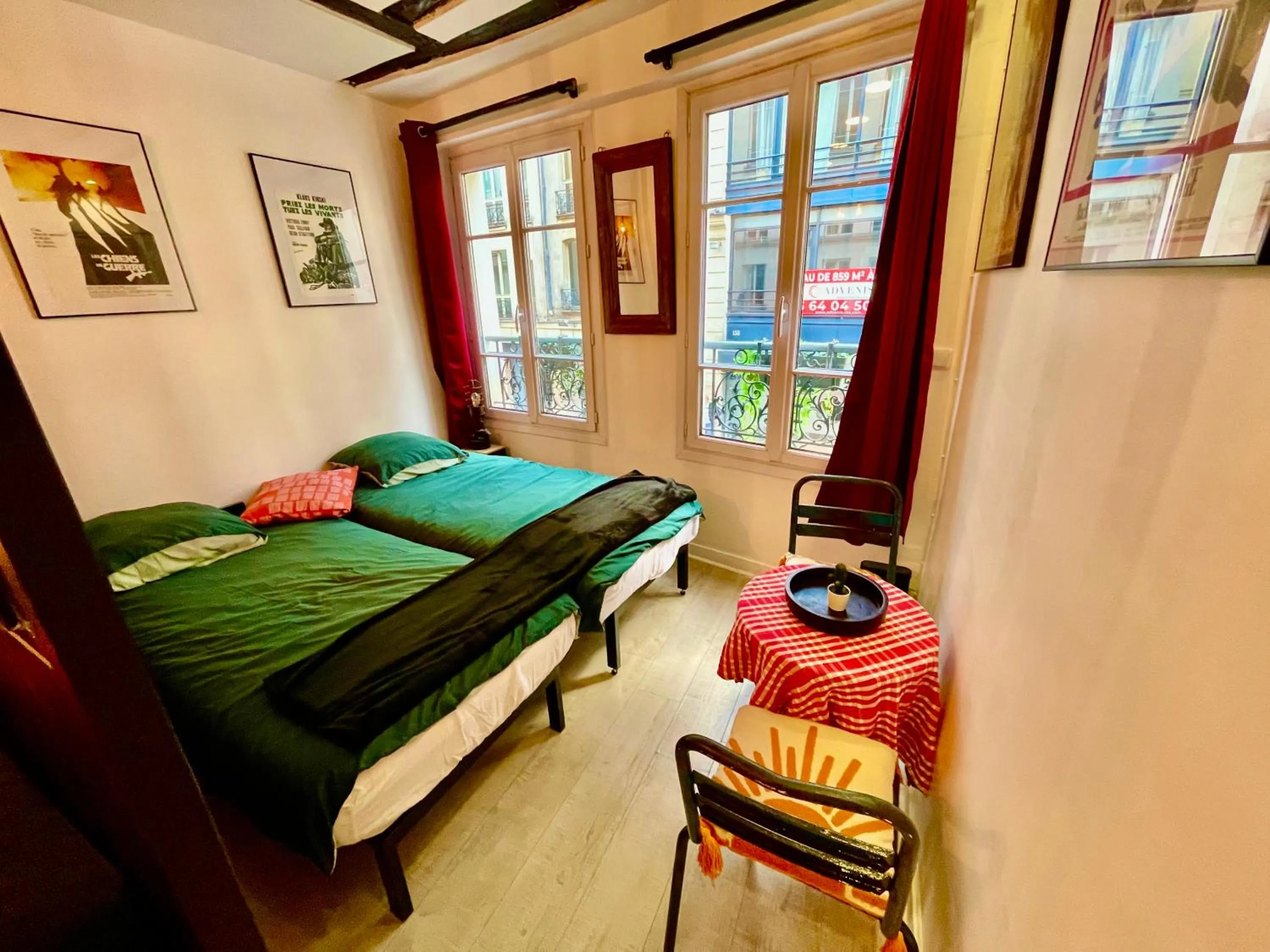 Bedroom, Bed in LE Globe