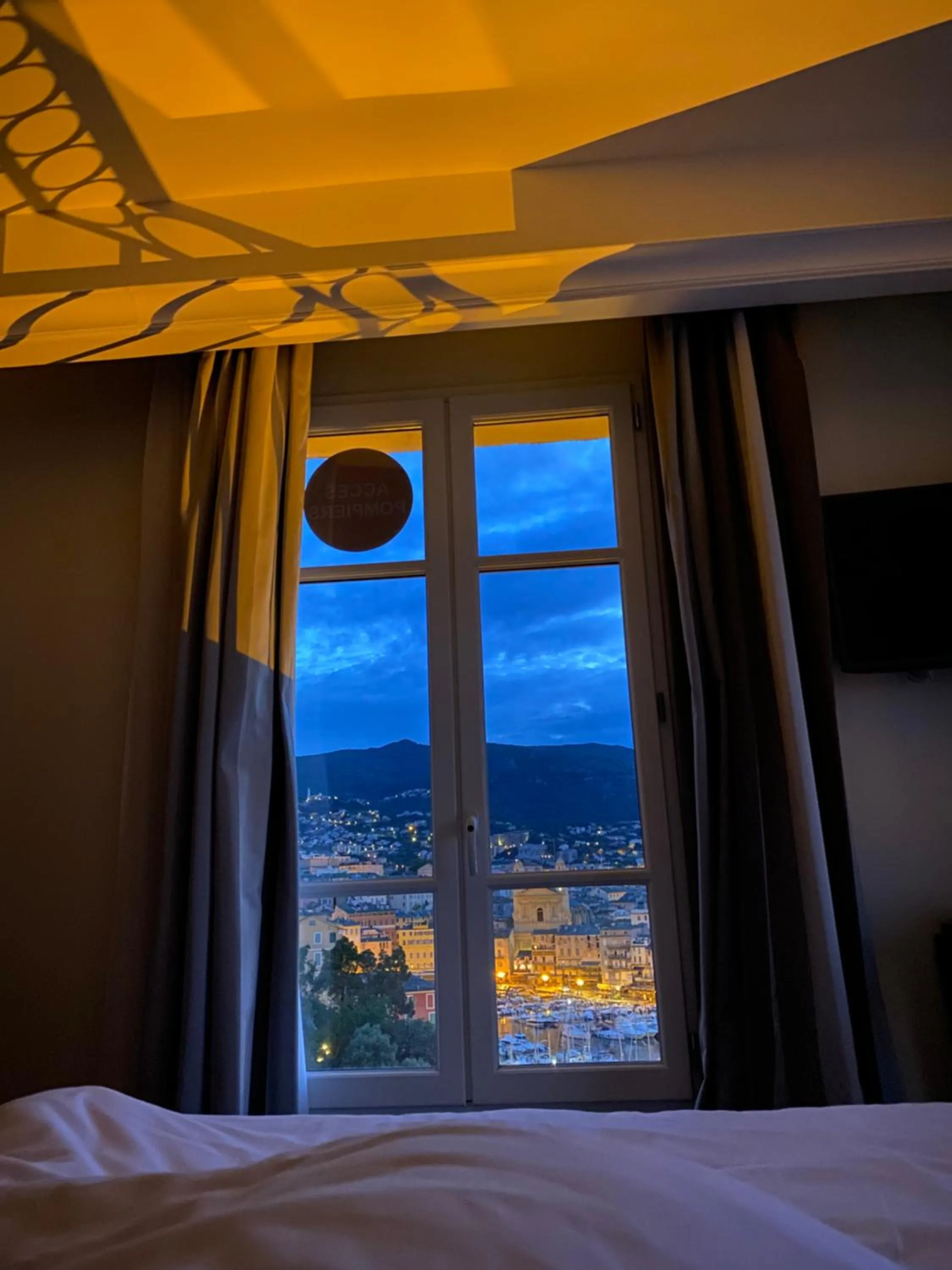 View (from property/room), Bed in Hôtel Des Gouverneurs