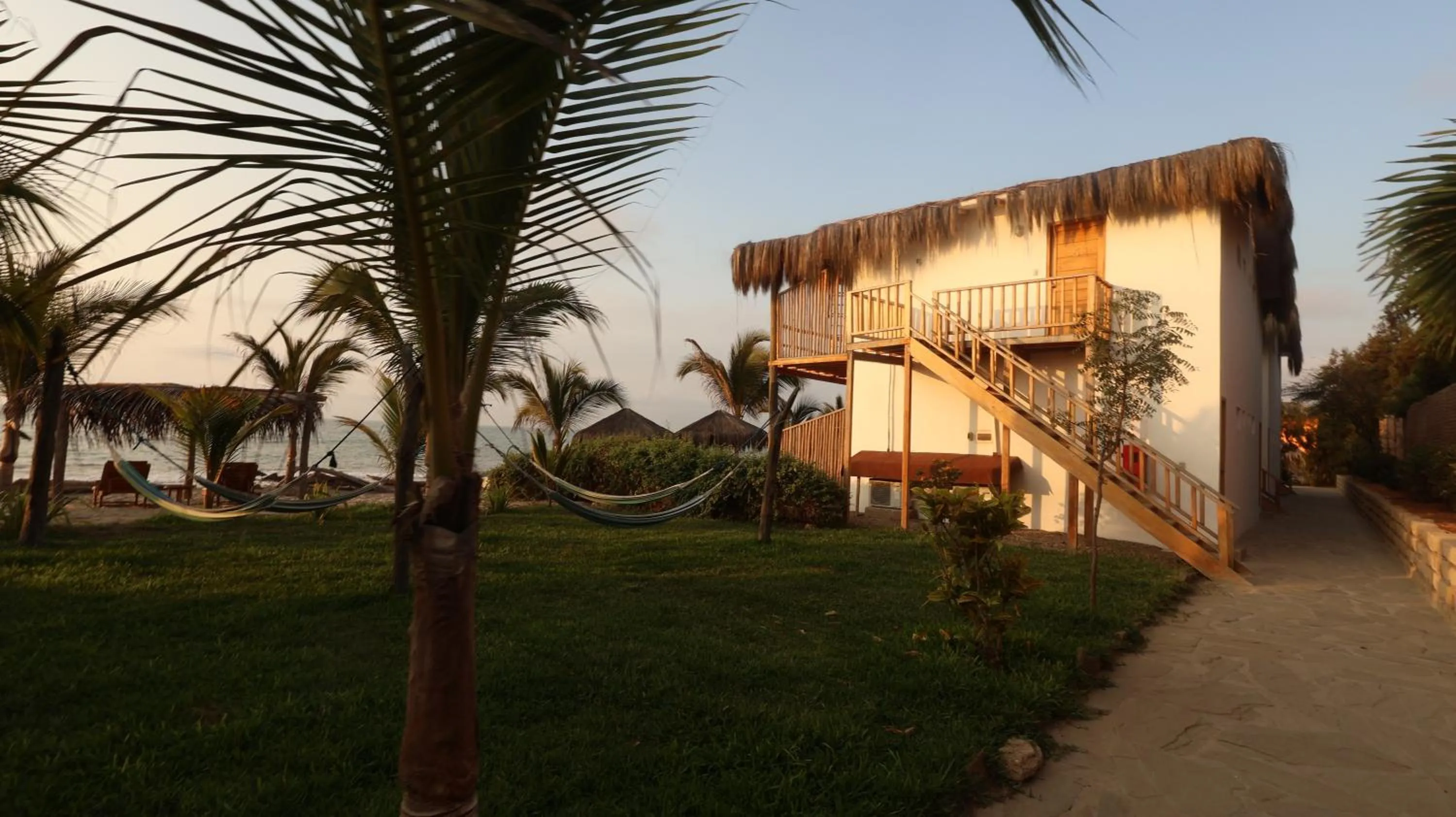 Baja Canoas Hotel
