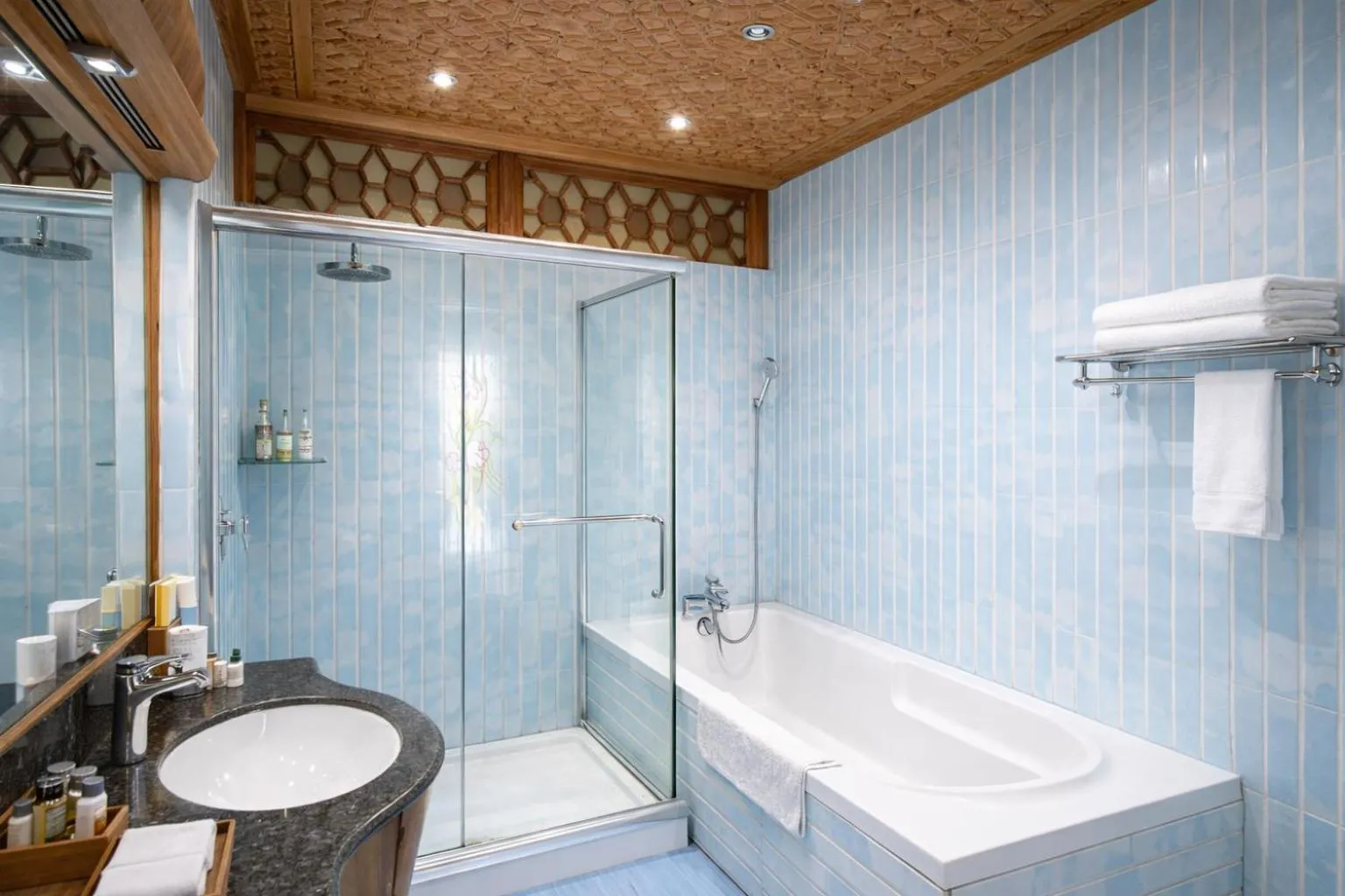 Bathroom in Mascot Houseboats