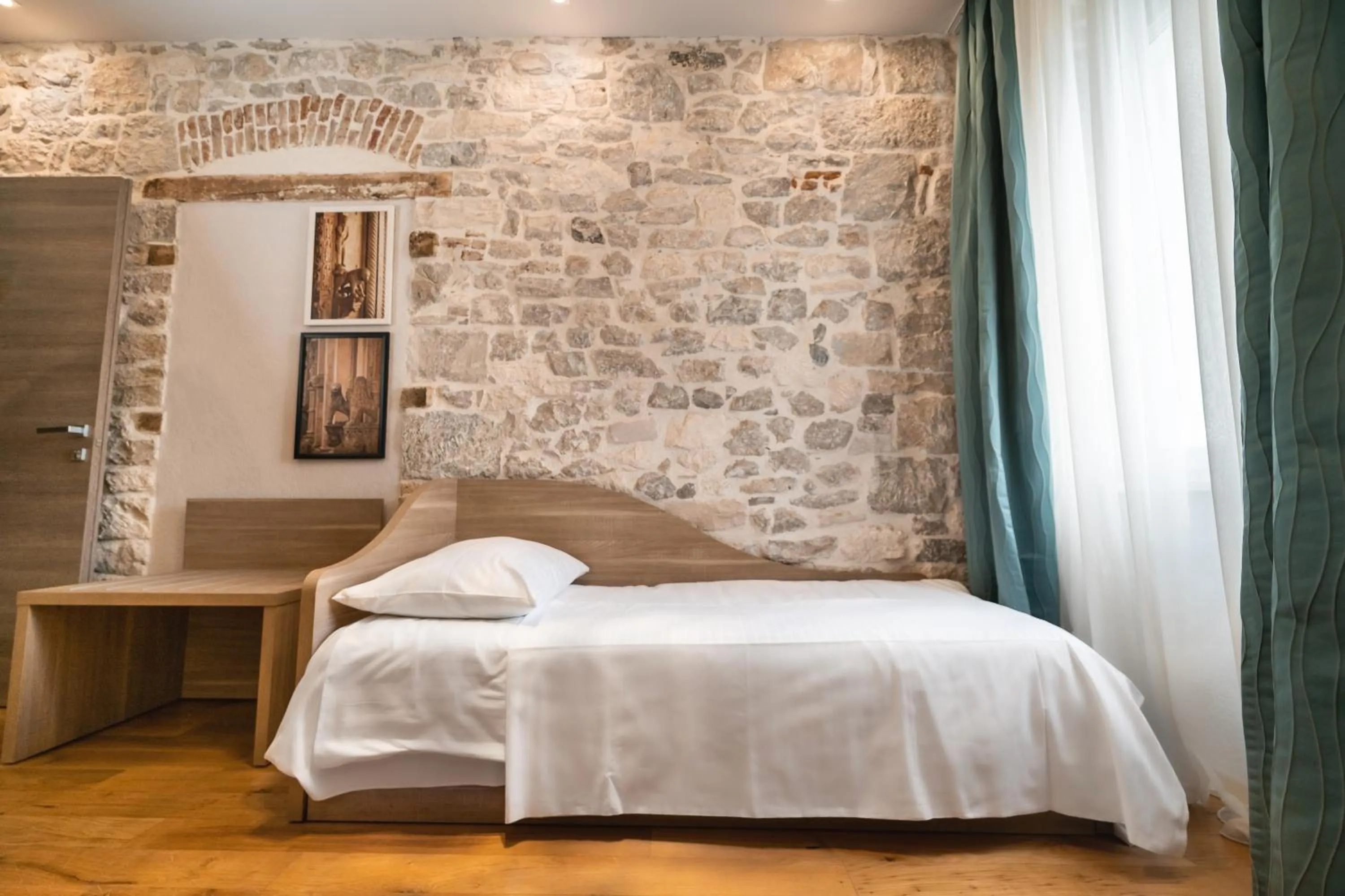 Bed in Tifani Luxury Rooms 2