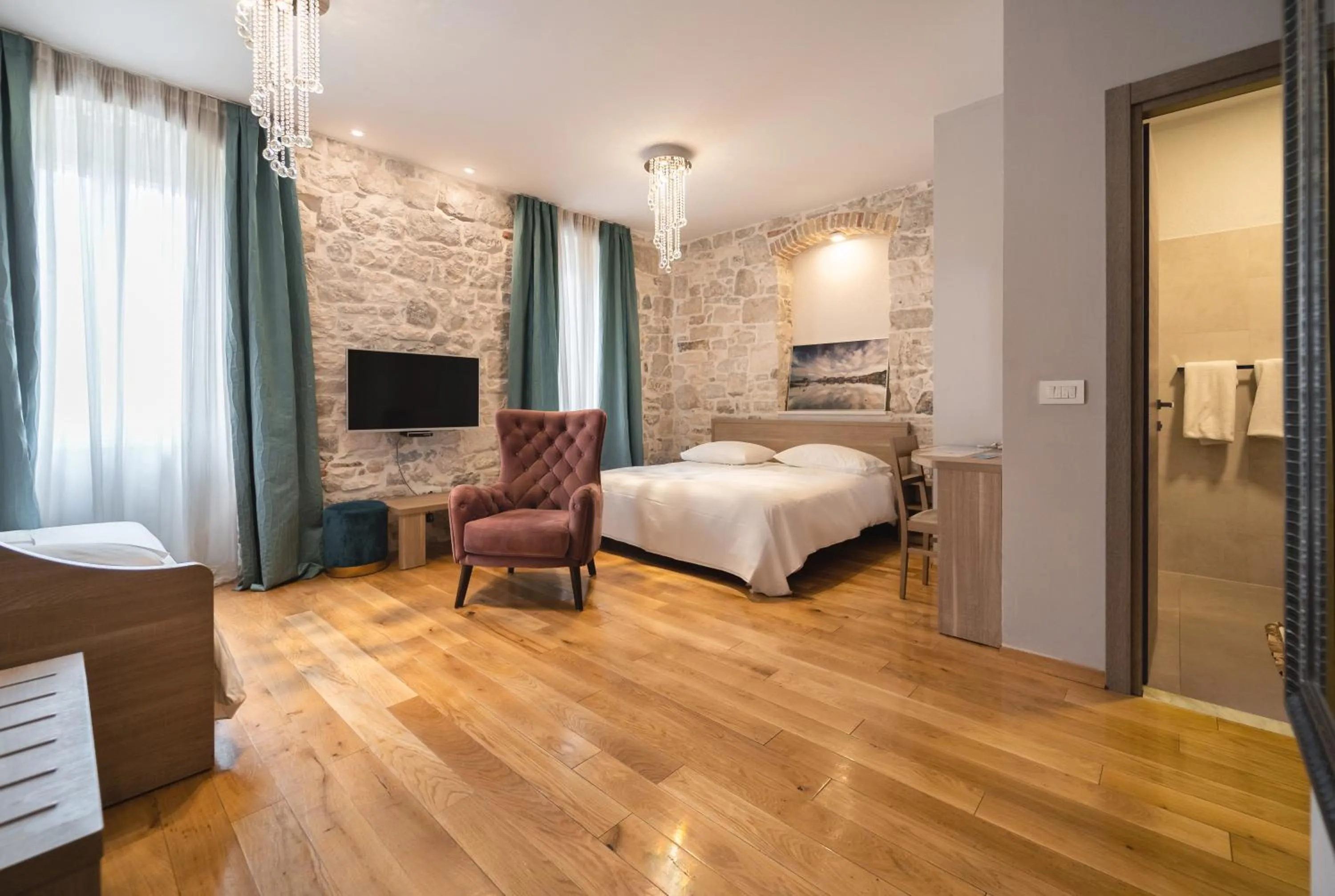 Bed in Tifani Luxury Rooms 2