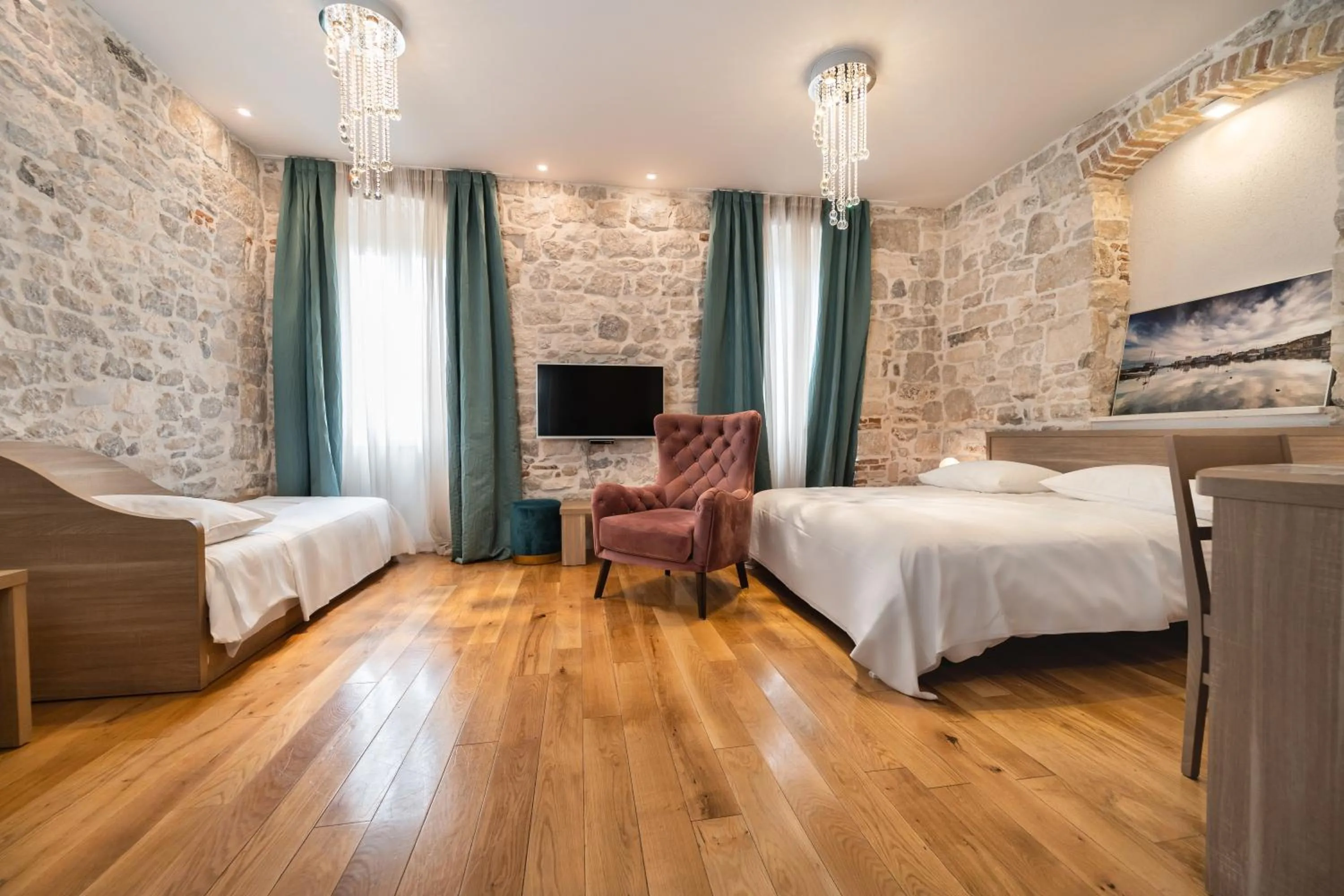 Bed in Tifani Luxury Rooms 2