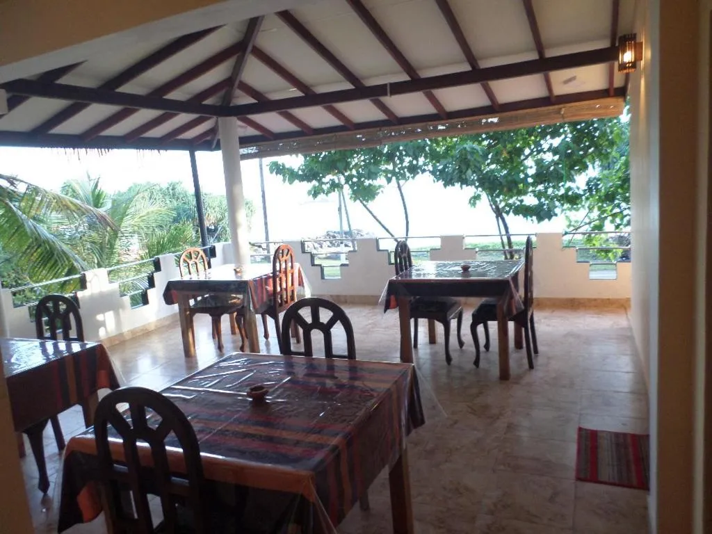 Restaurant/places to eat in Hot Tuna Surfers Rest Midigama