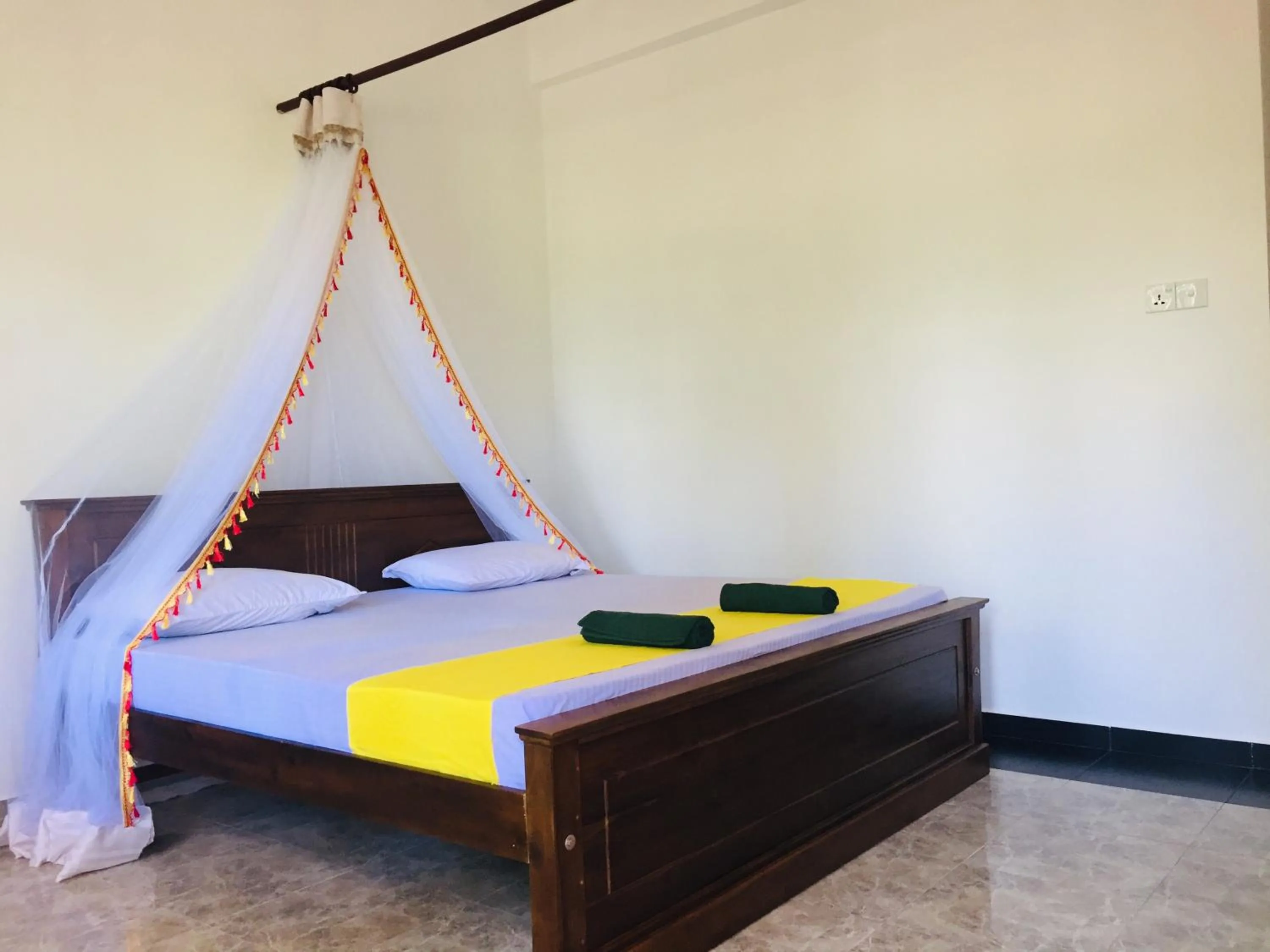 Bed in Hot Tuna Surfers Rest Midigama