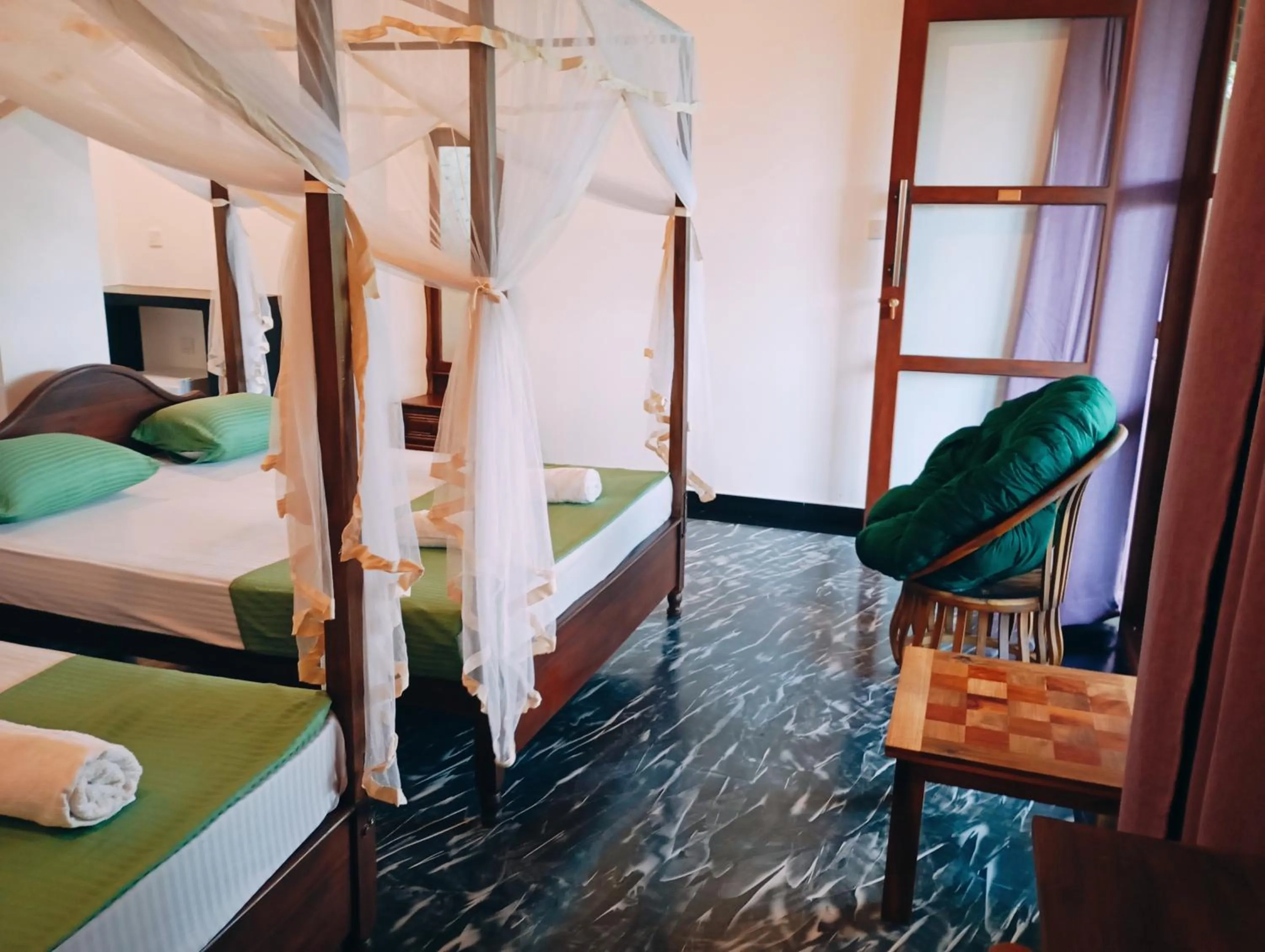 Bed in Hot Tuna Surfers Rest Midigama