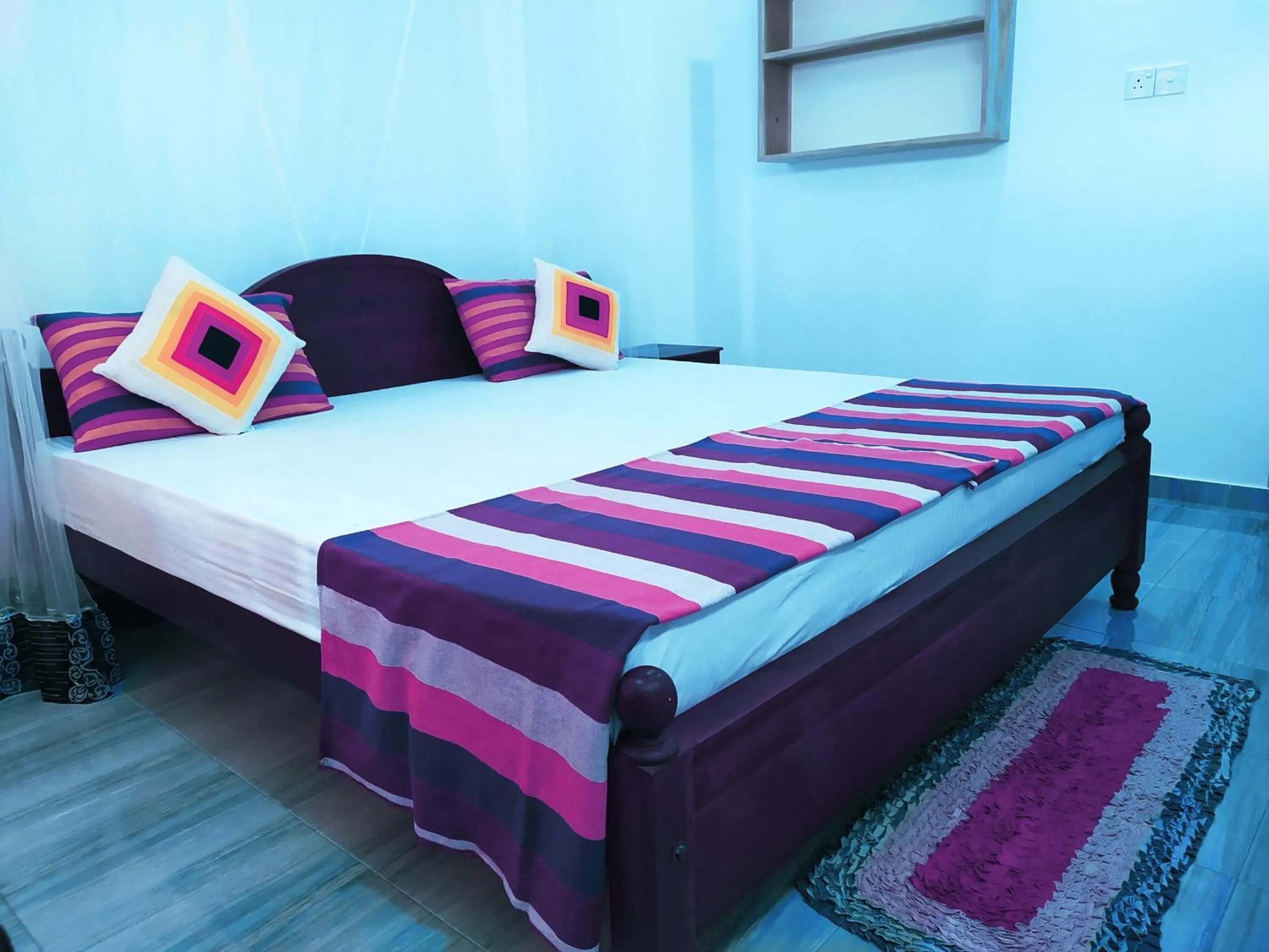 Bed in Hot Tuna Surfers Rest Midigama