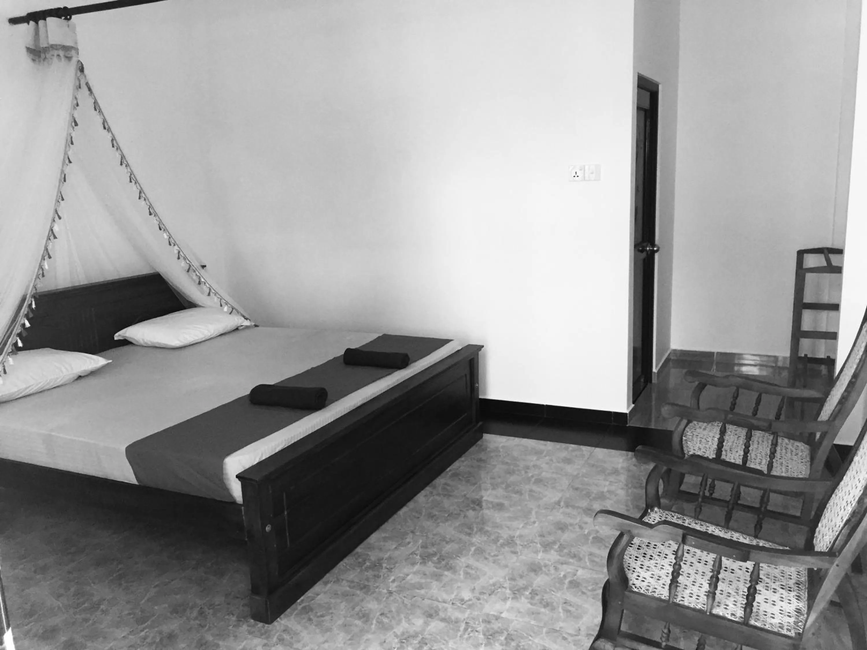 Bed in Hot Tuna Surfers Rest Midigama