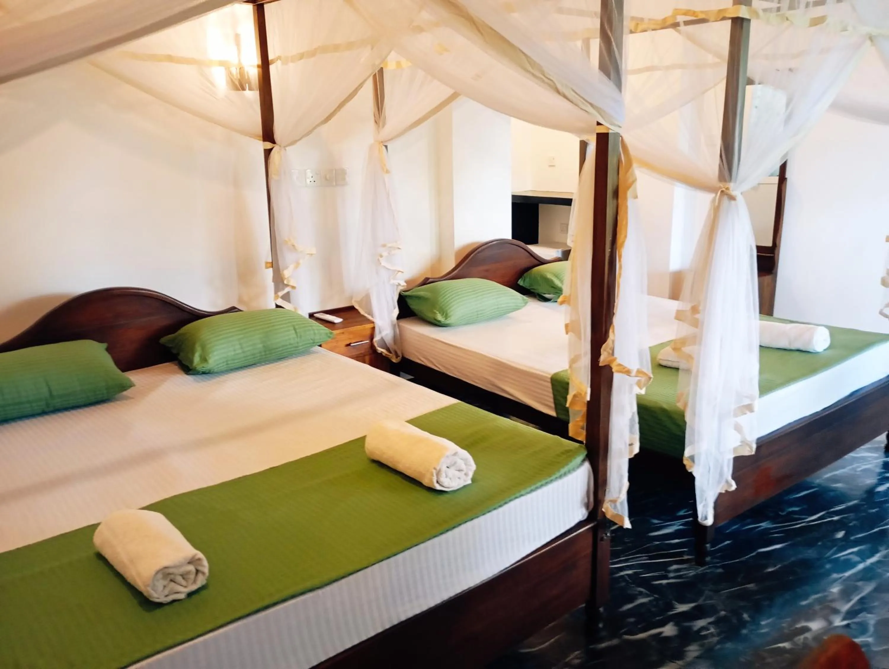 Bed in Hot Tuna Surfers Rest Midigama