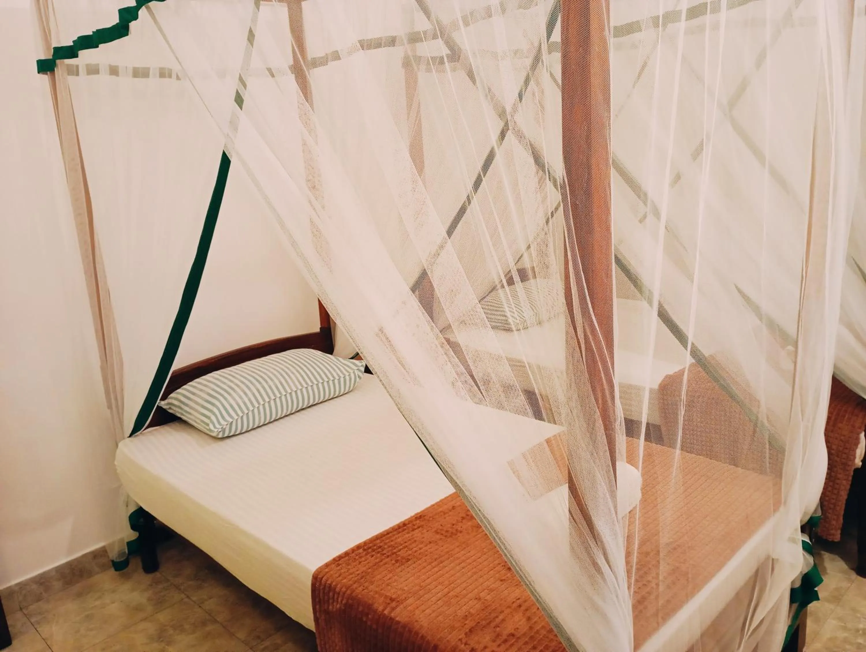 Bed in Hot Tuna Surfers Rest Midigama