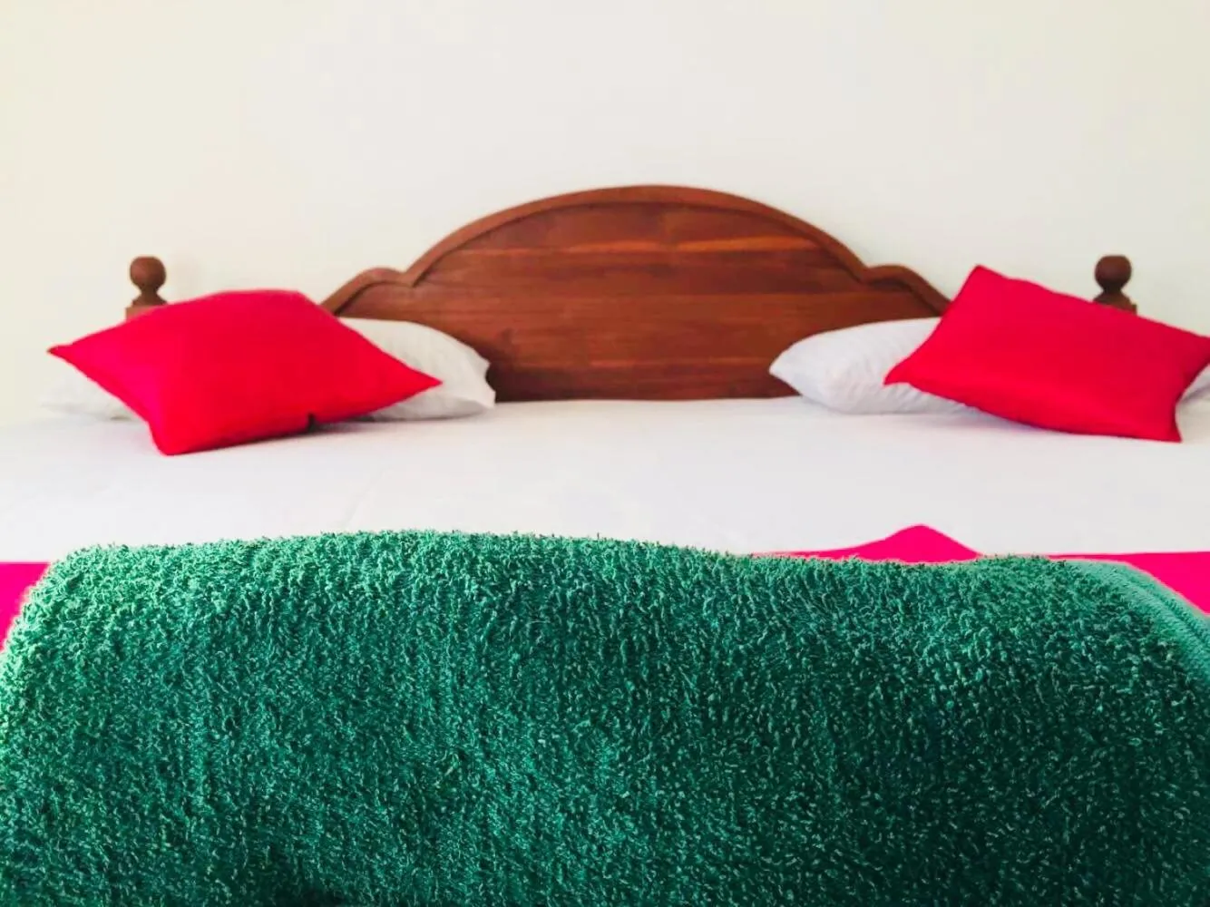 Bed in Hot Tuna Surfers Rest Midigama