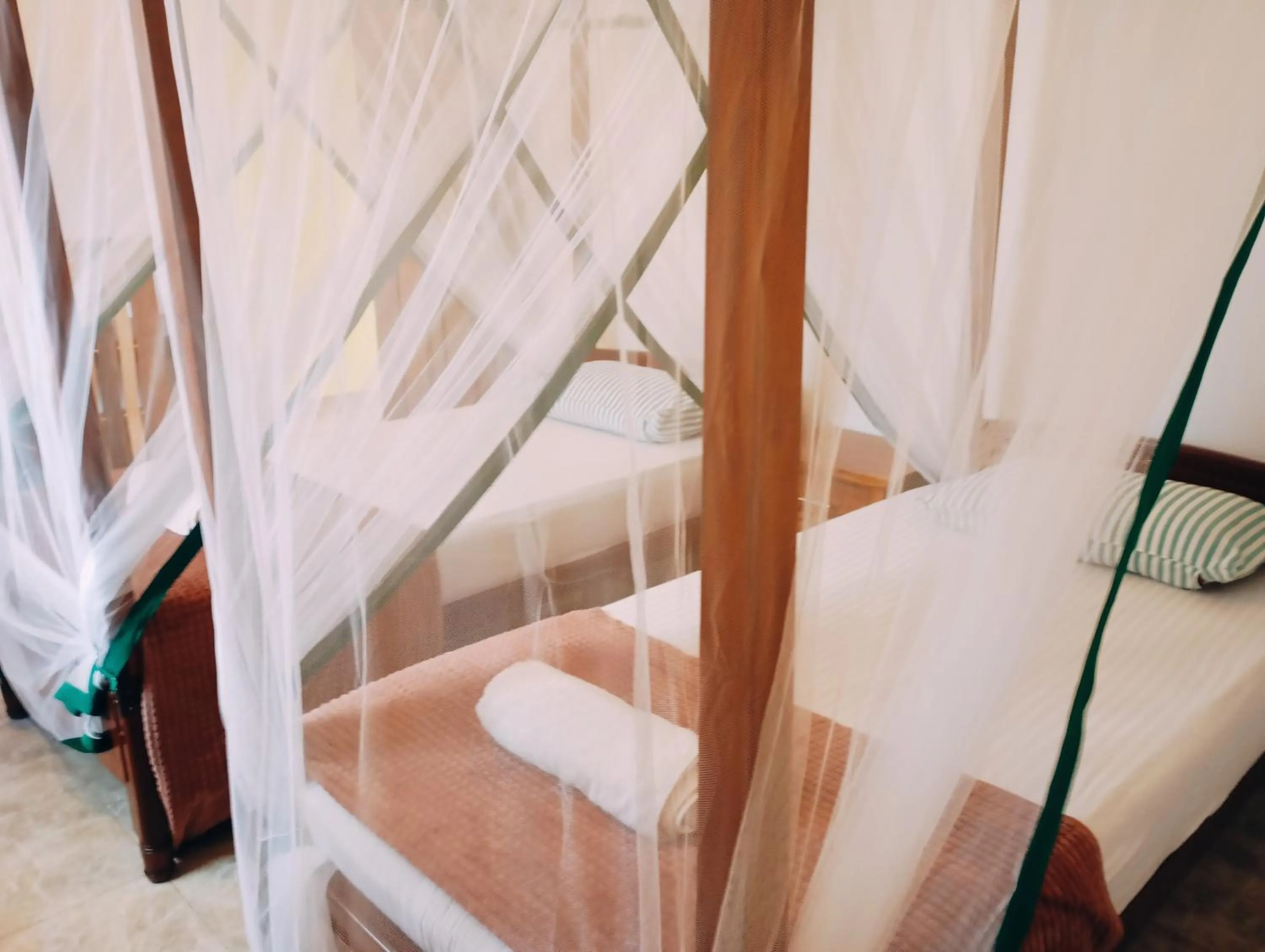 Bed in Hot Tuna Surfers Rest Midigama