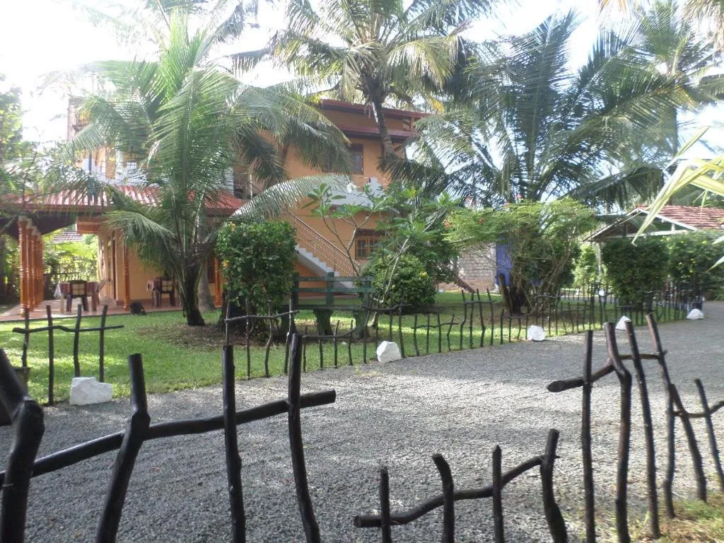 Property building in Hot Tuna Surfers Rest Midigama