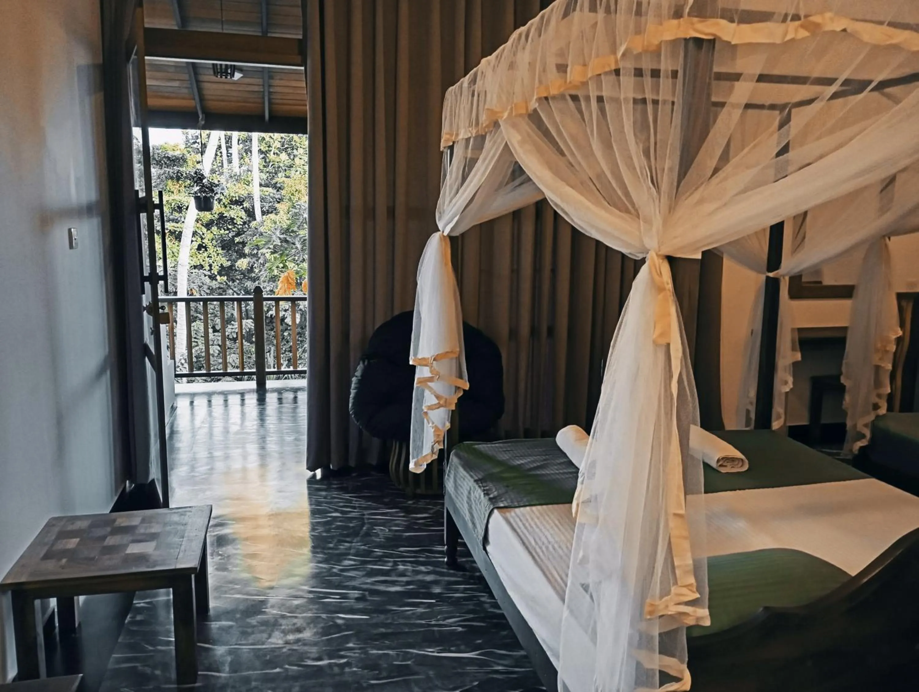 Bed in Hot Tuna Surfers Rest Midigama