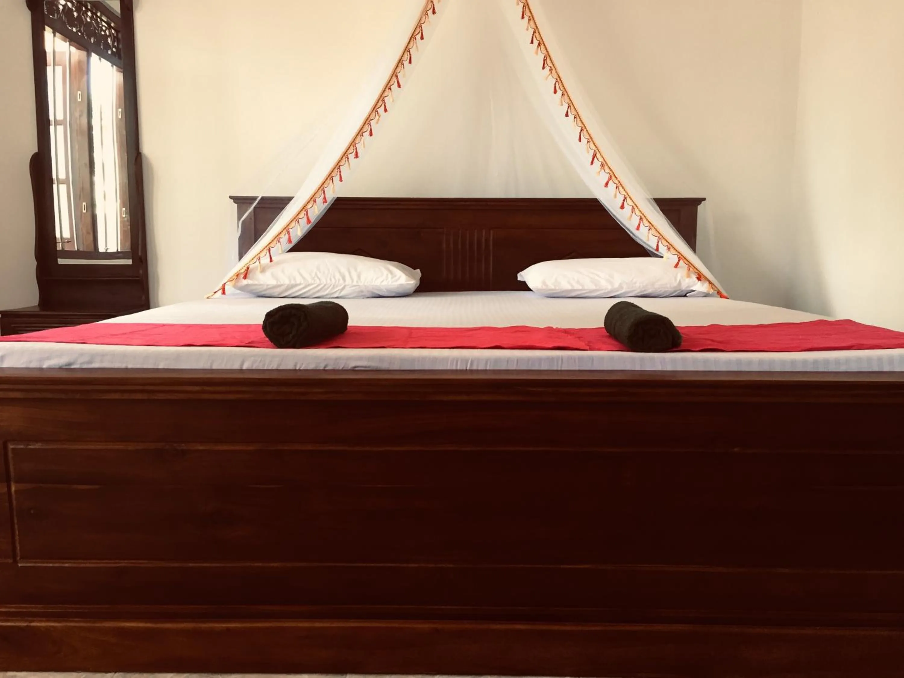 Bed in Hot Tuna Surfers Rest Midigama