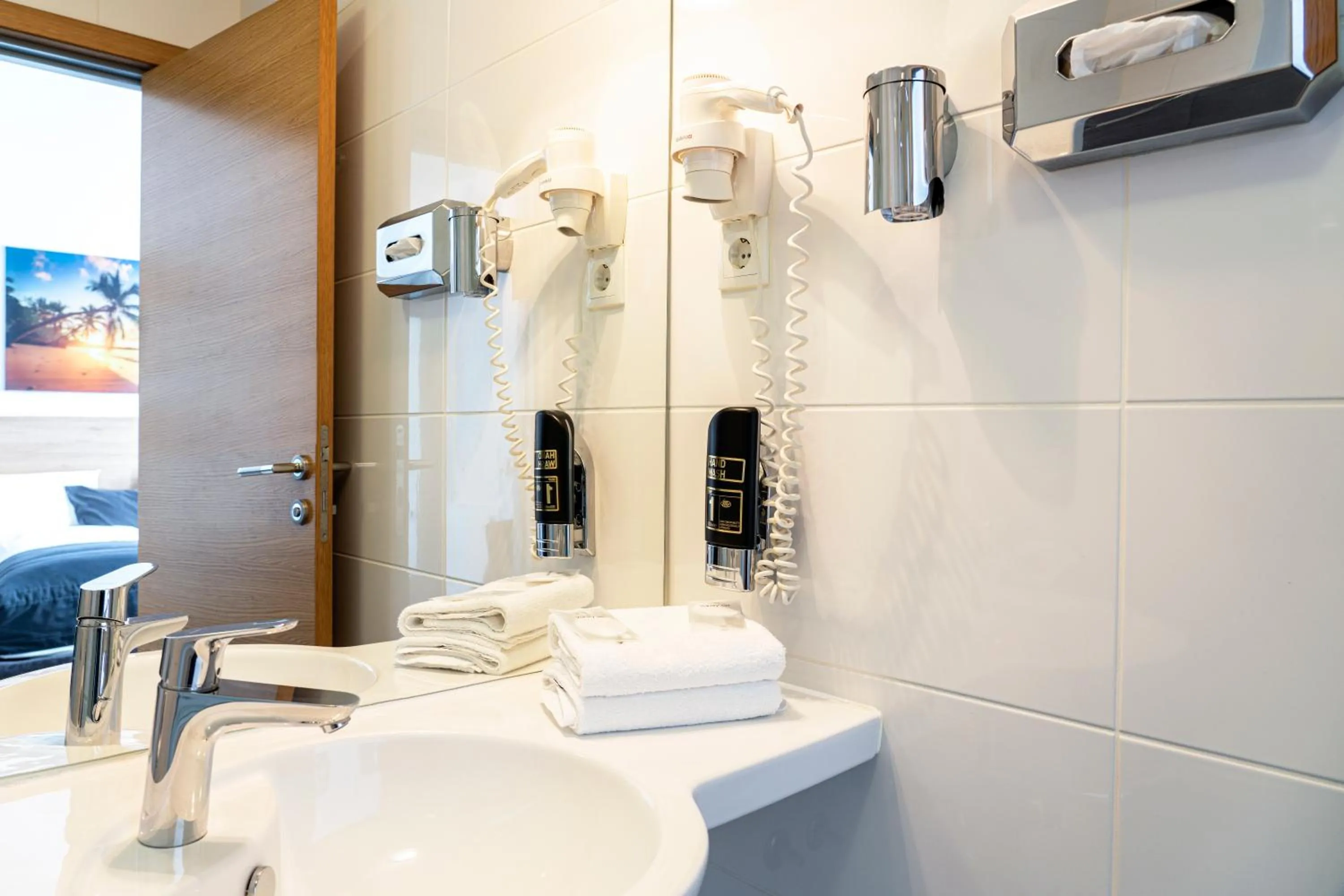 Bathroom in LivInn by Trotmannia