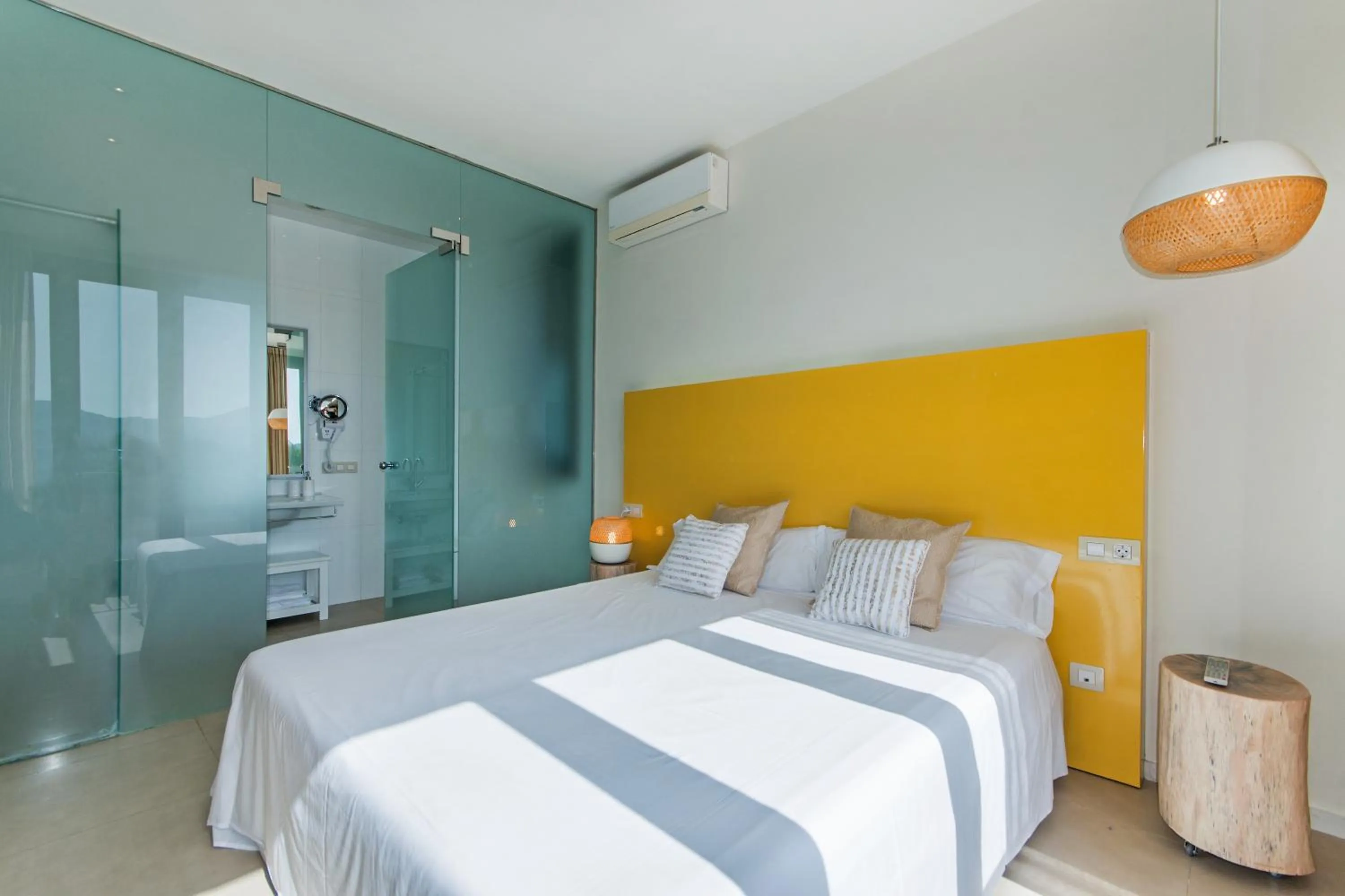 Bed in Villa Barcares Gran for 10, pool, gym and close to beach