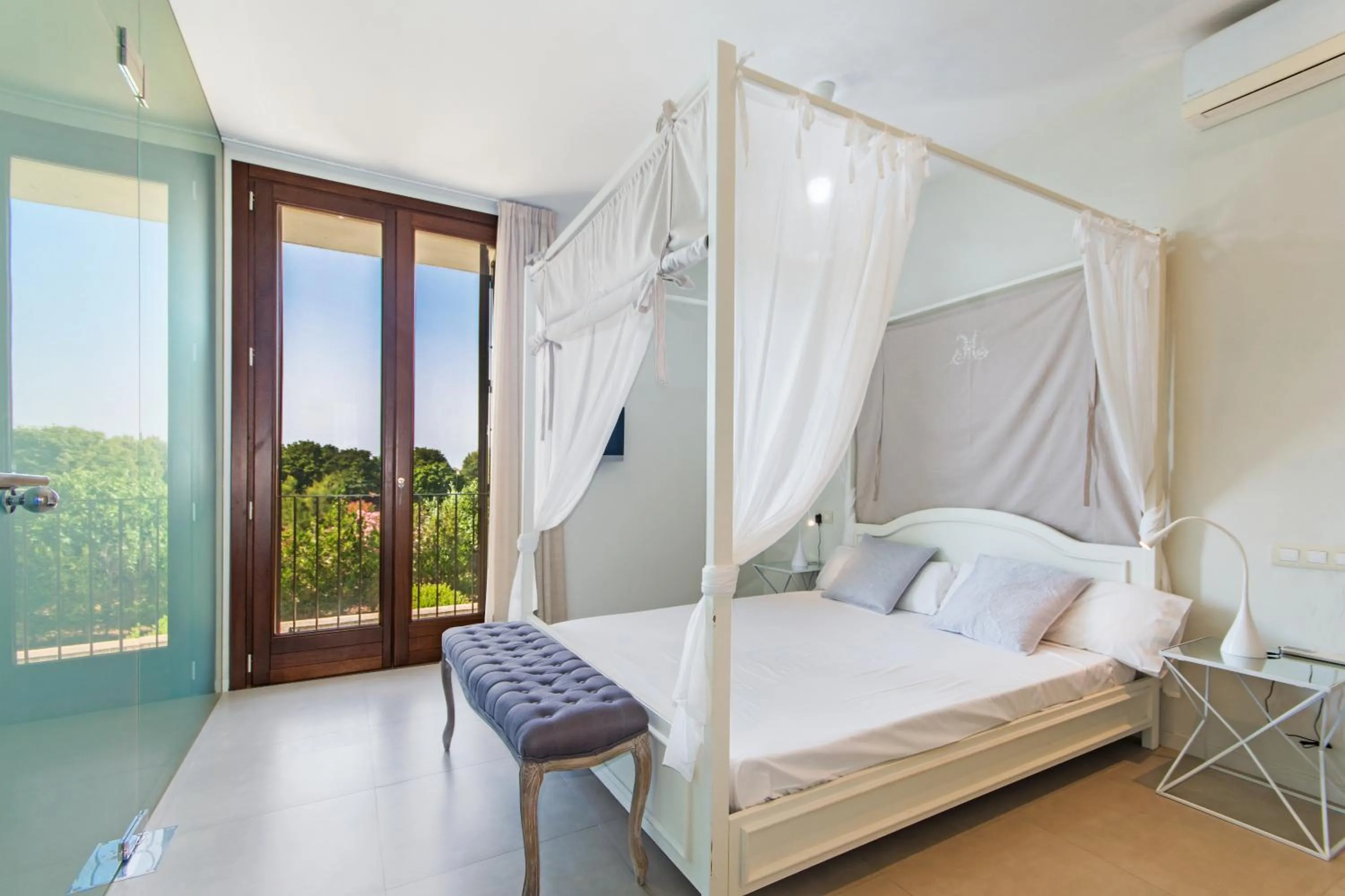 Bed in Villa Barcares Gran for 10, pool, gym and close to beach