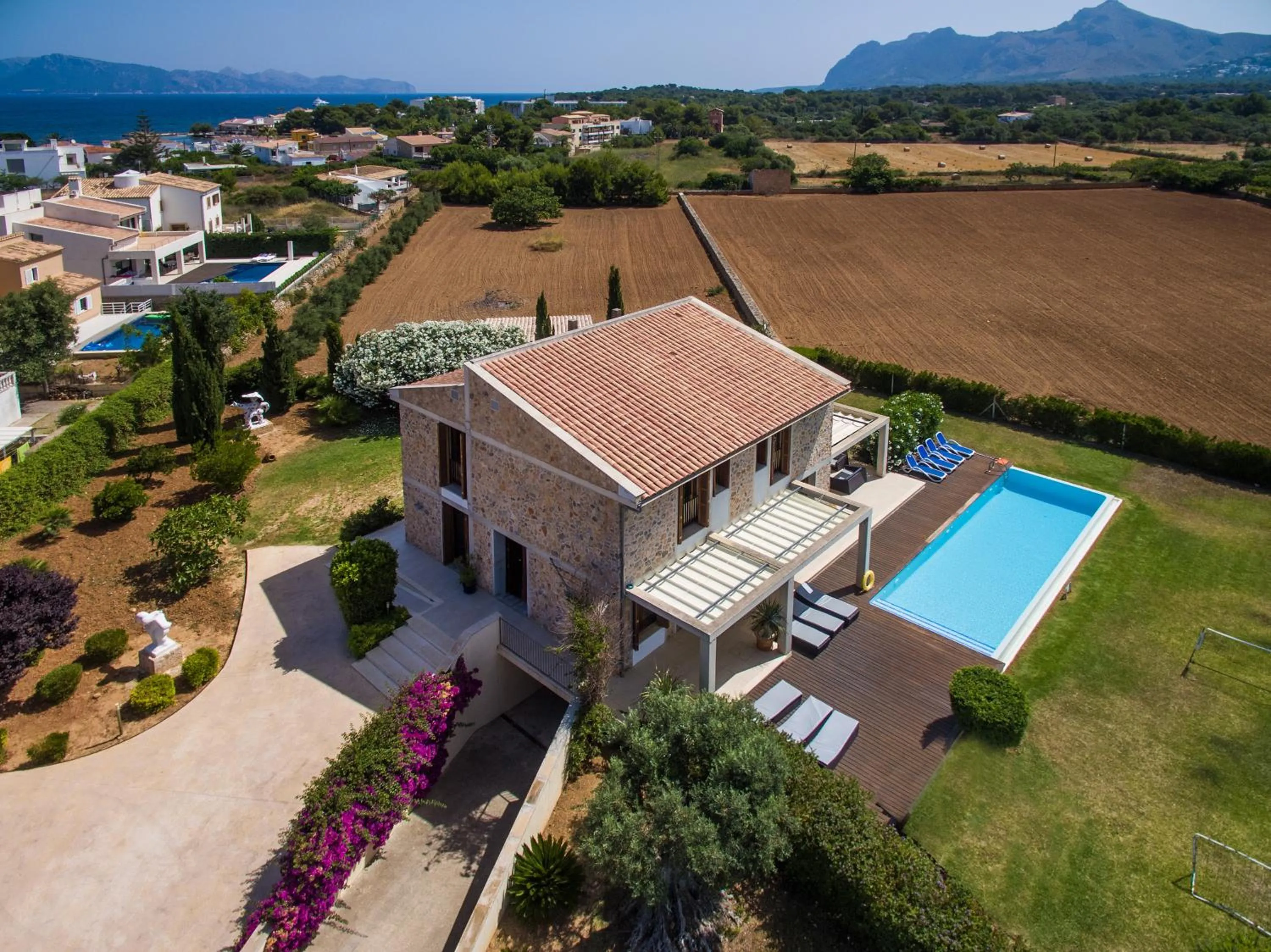 Facade/entrance in Villa Barcares Gran for 10, pool, gym and close to beach