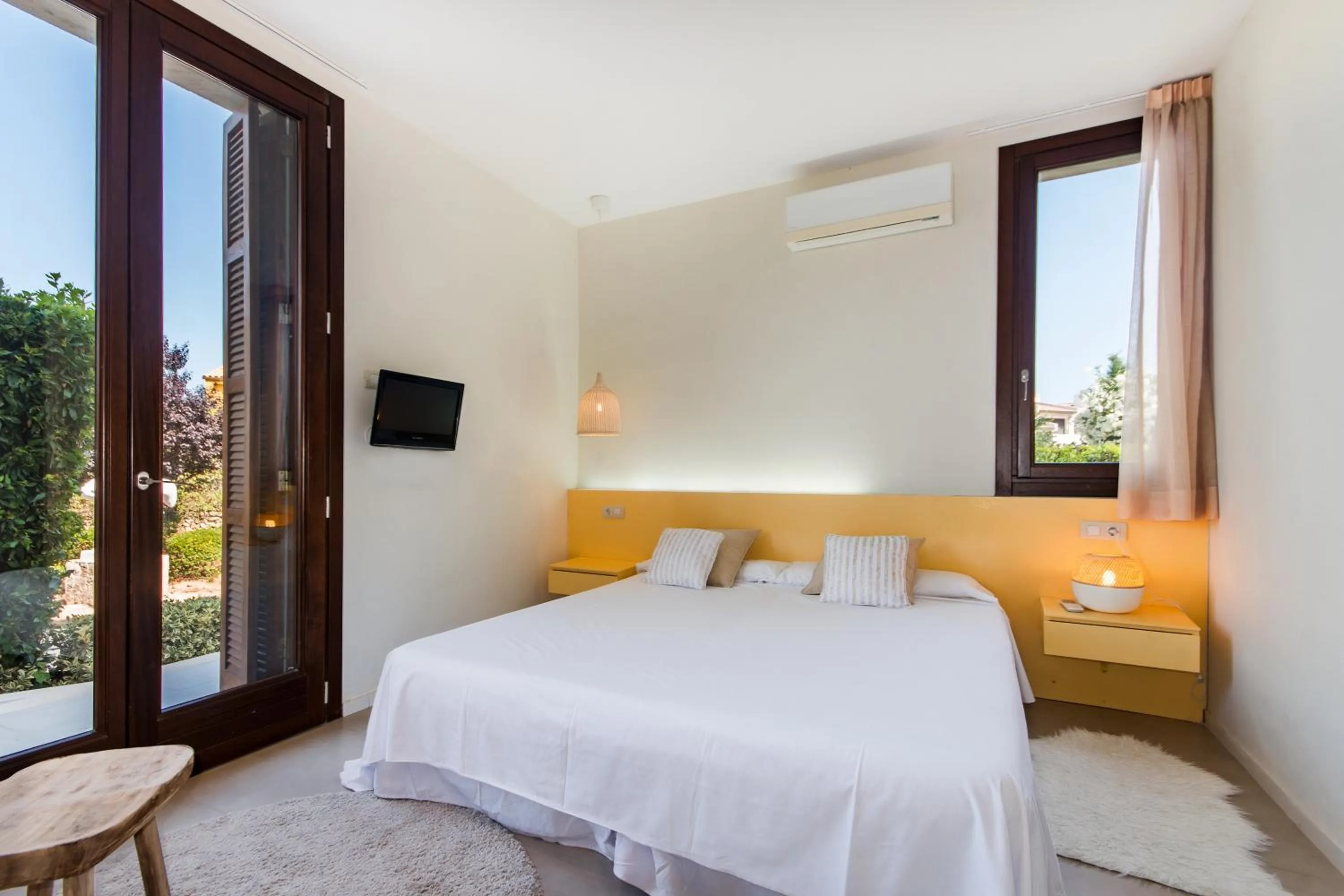 Bed in Villa Barcares Gran for 10, pool, gym and close to beach