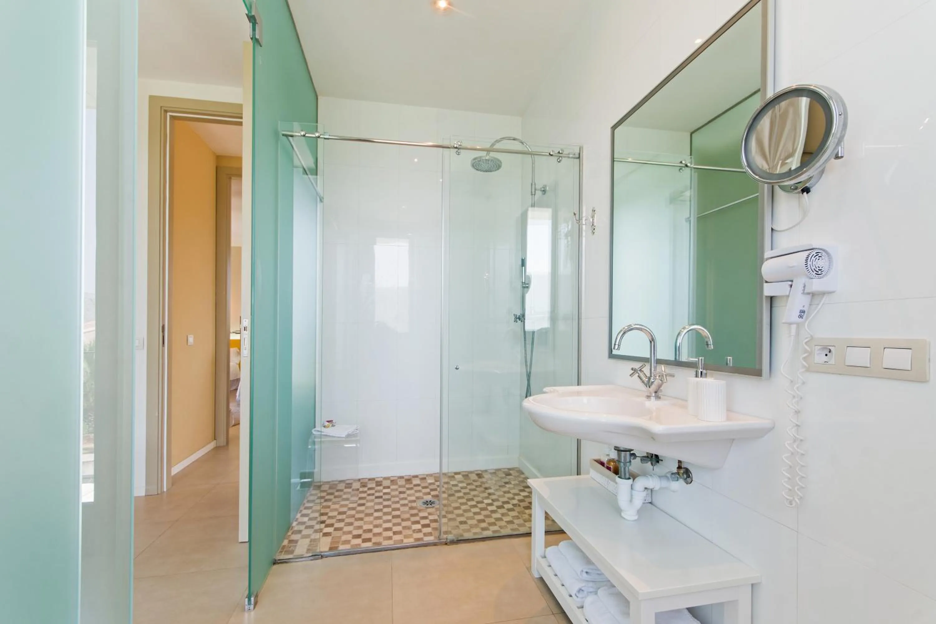 Bathroom in Villa Barcares Gran for 10, pool, gym and close to beach