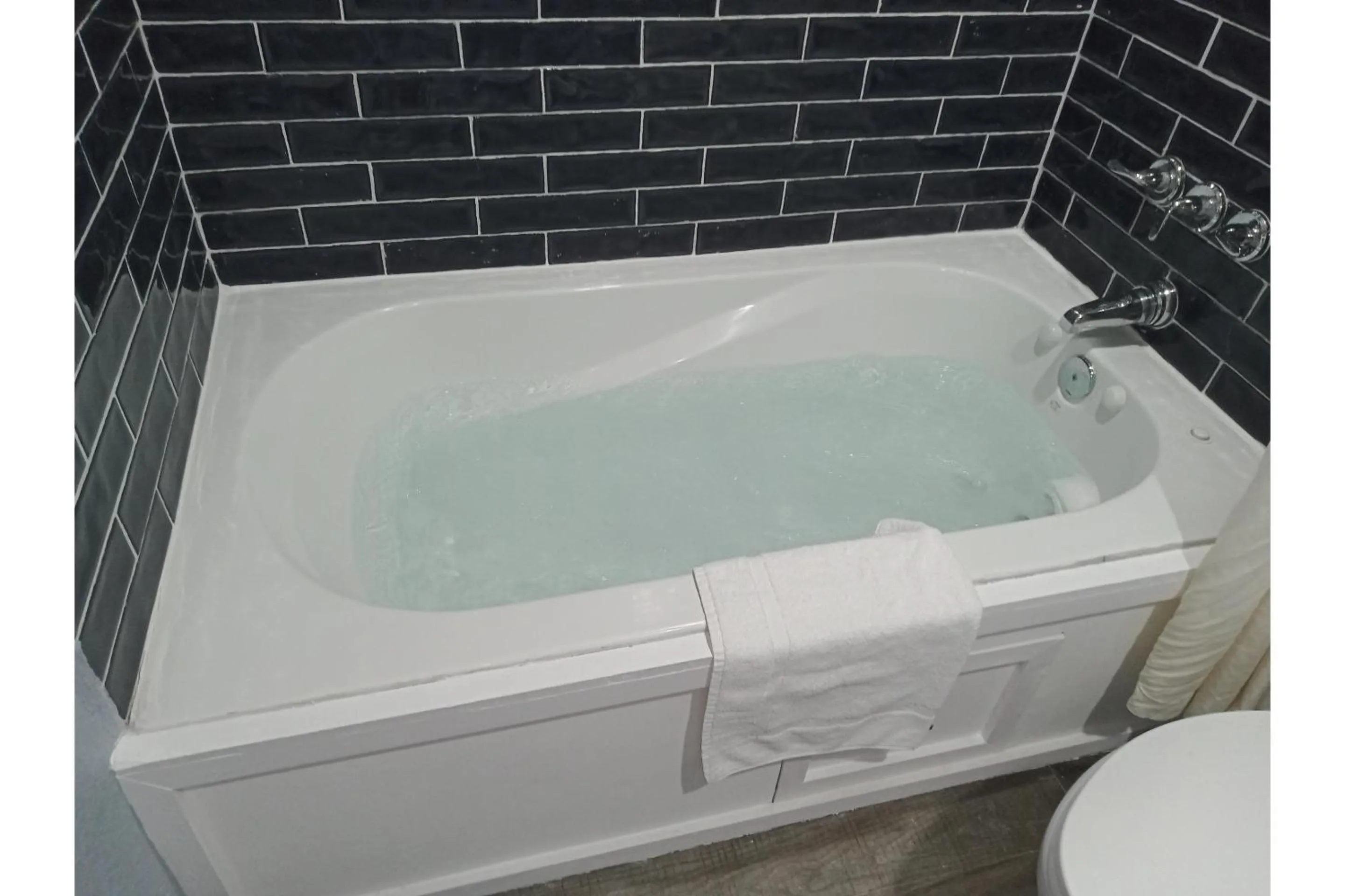 Hot Tub in Marshall Lodge By OYO Hwy 65