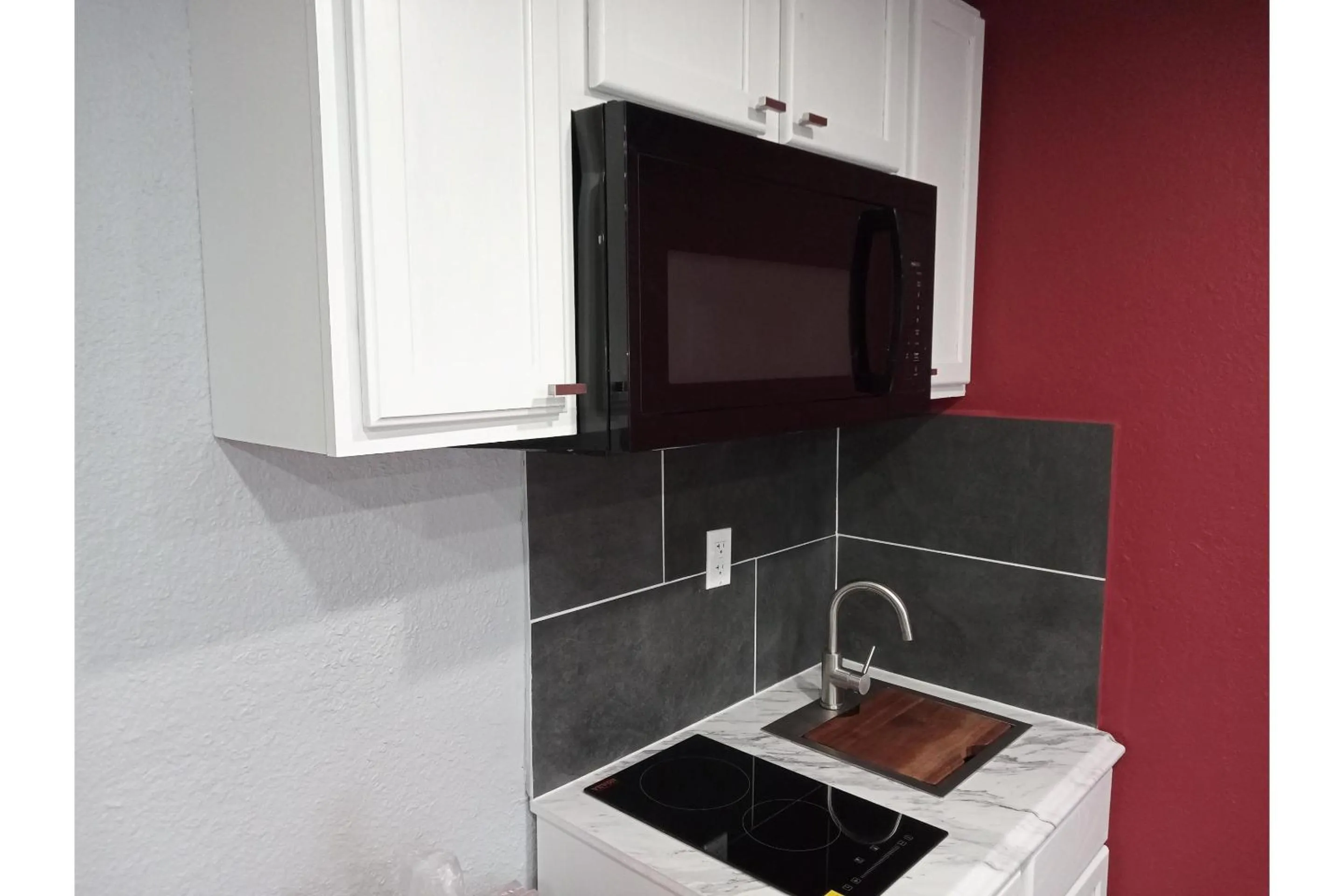 Kitchen or kitchenette in Marshall Lodge By OYO Hwy 65