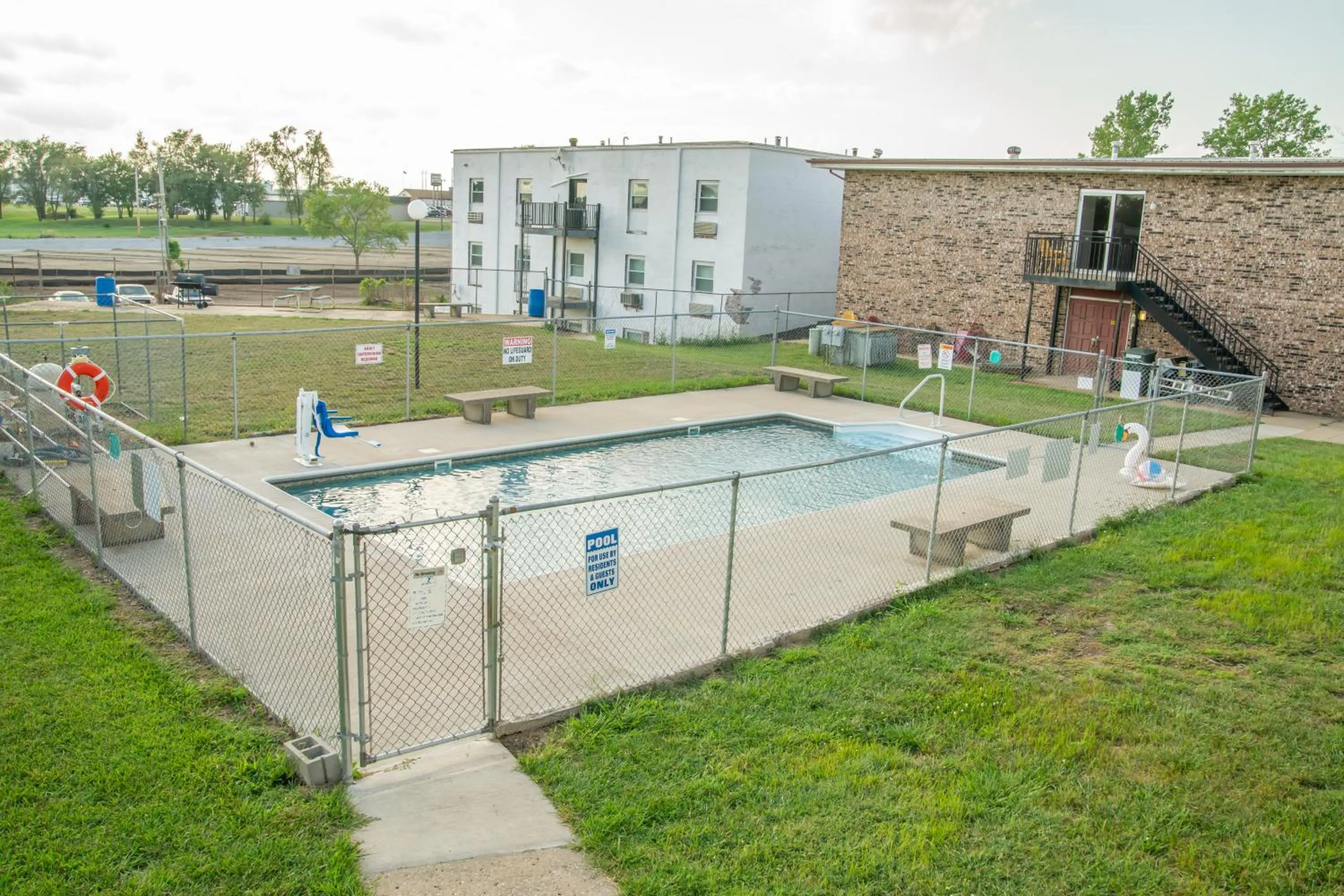 Swimming pool in Marshall Lodge By OYO Hwy 65