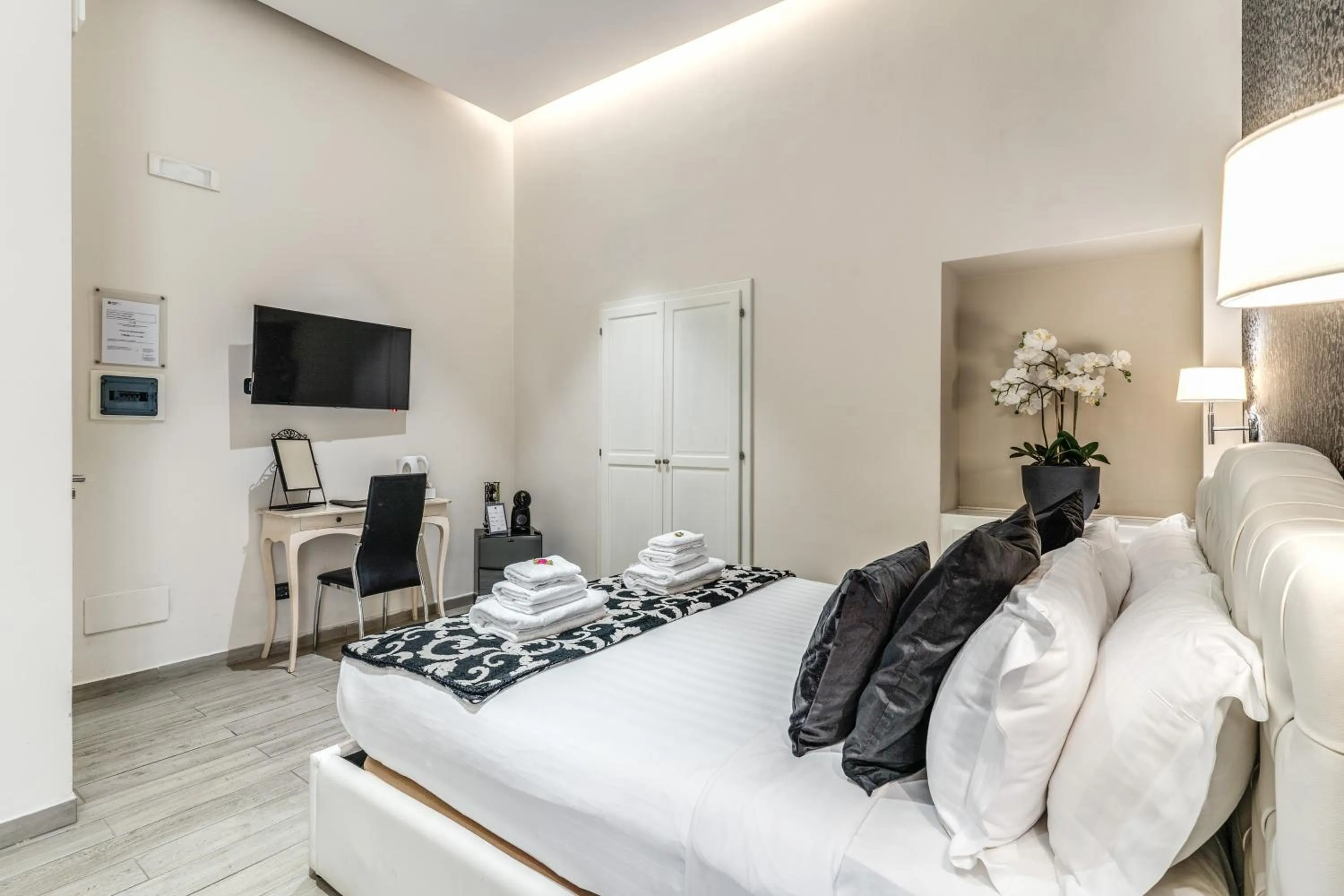 Photo of the whole room, Bed in Operà Suites Pinciana