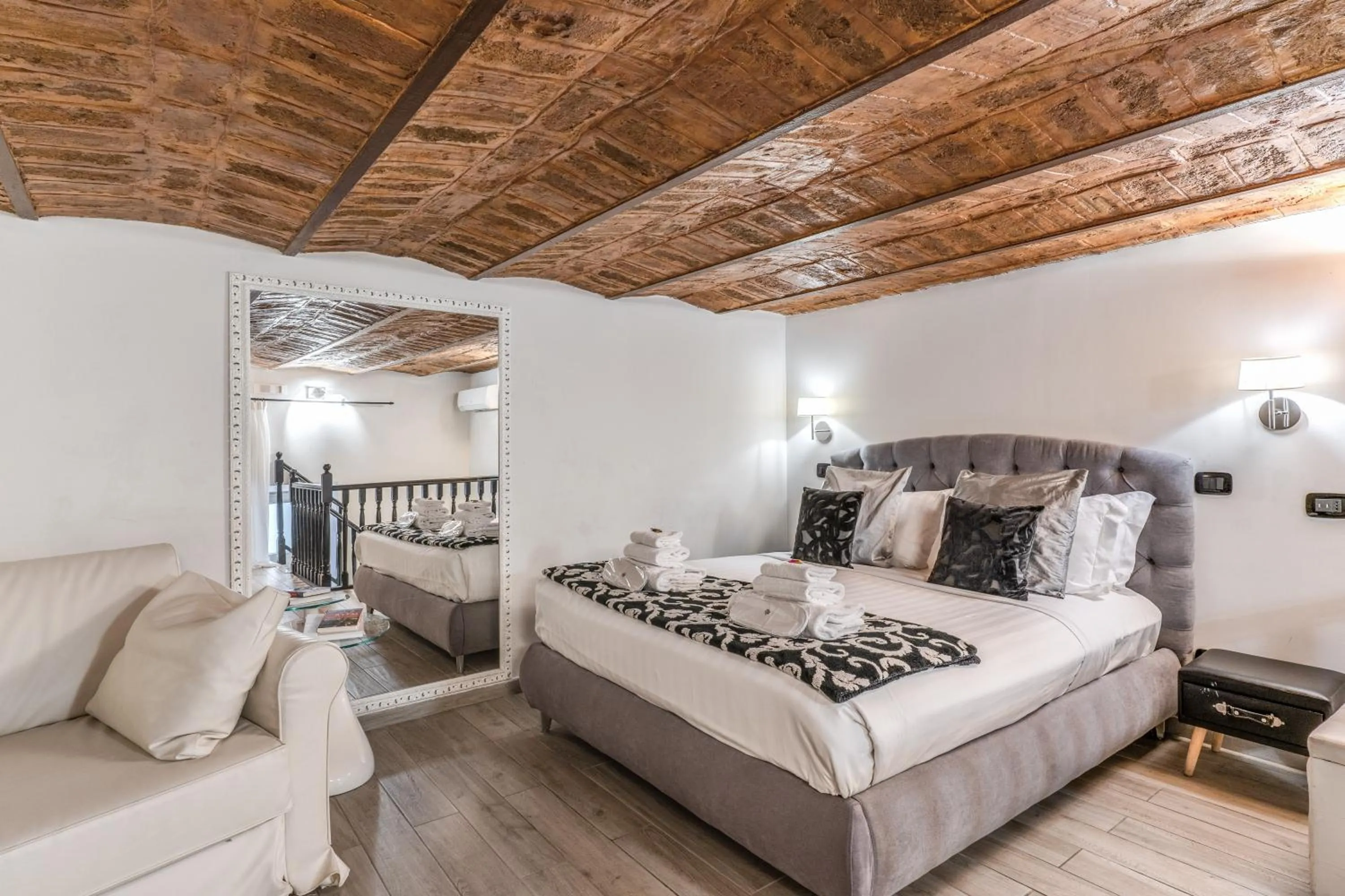 Bed in Operà Suites Pinciana