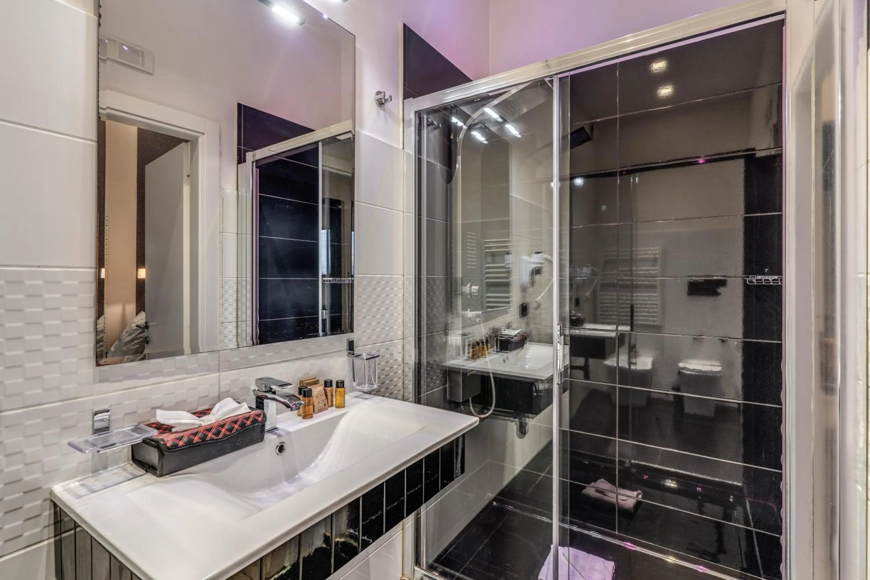 Shower in Operà Suites Pinciana