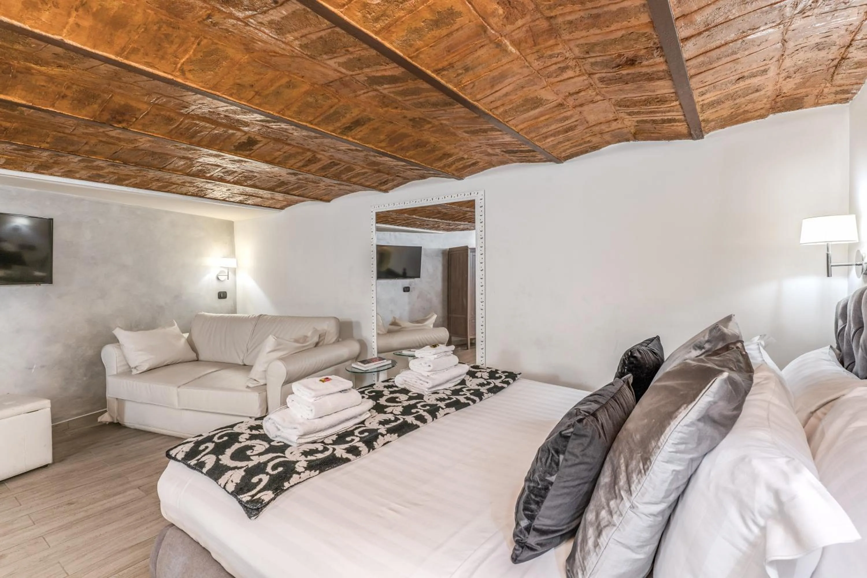 Photo of the whole room, Bed in Operà Suites Pinciana