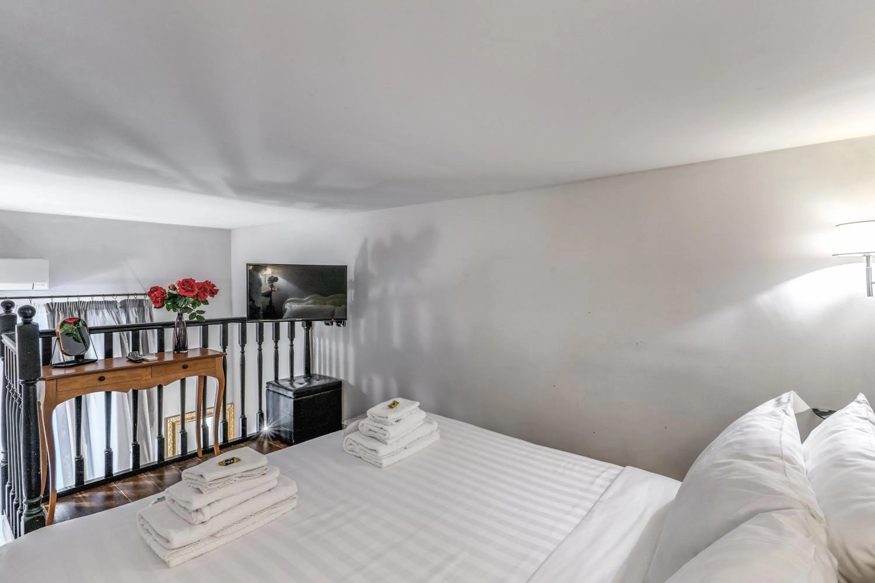 Photo of the whole room, Bed in Operà Suites Pinciana