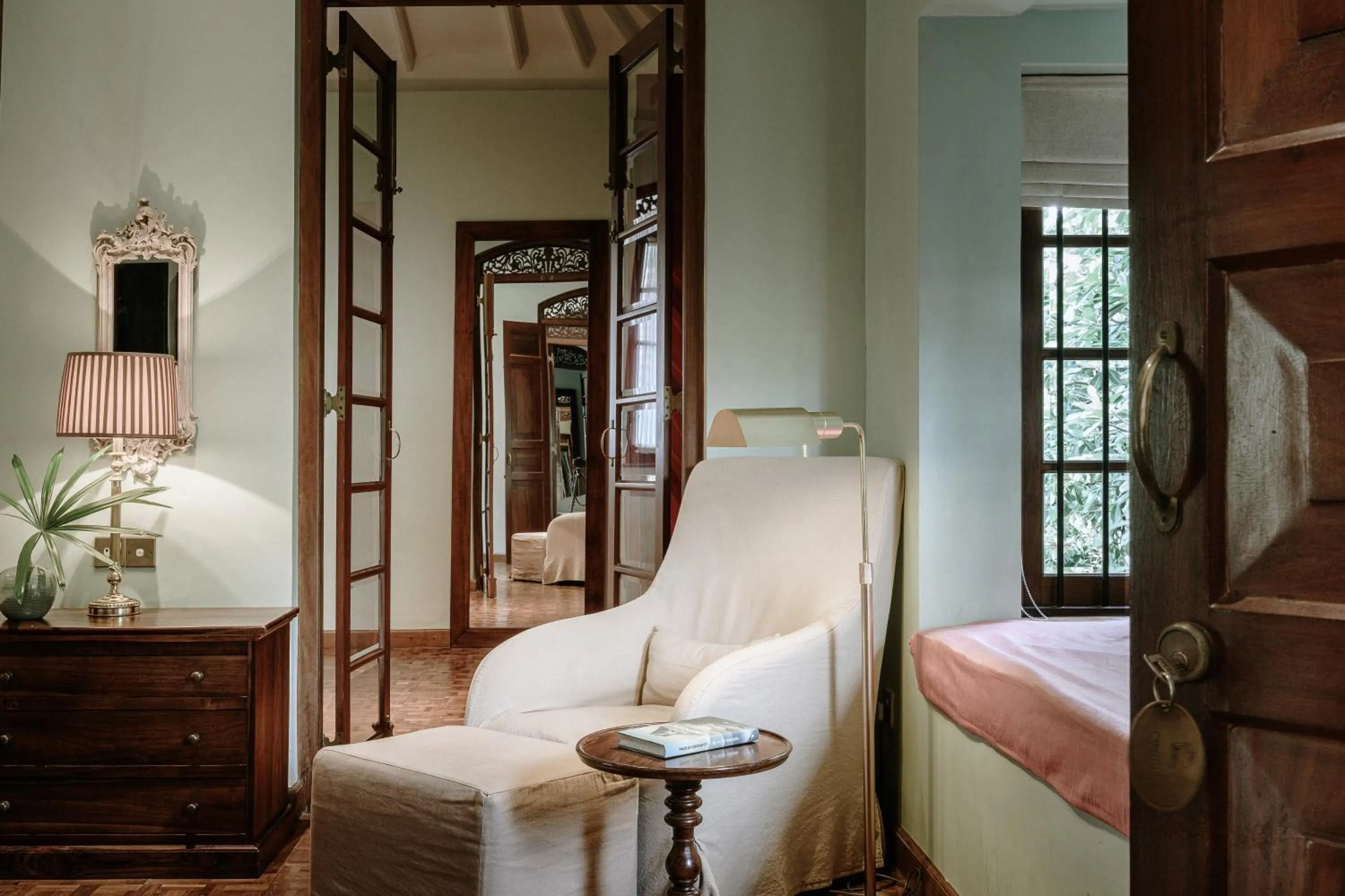 Seating area, Bed in Maniumpathy Hotel